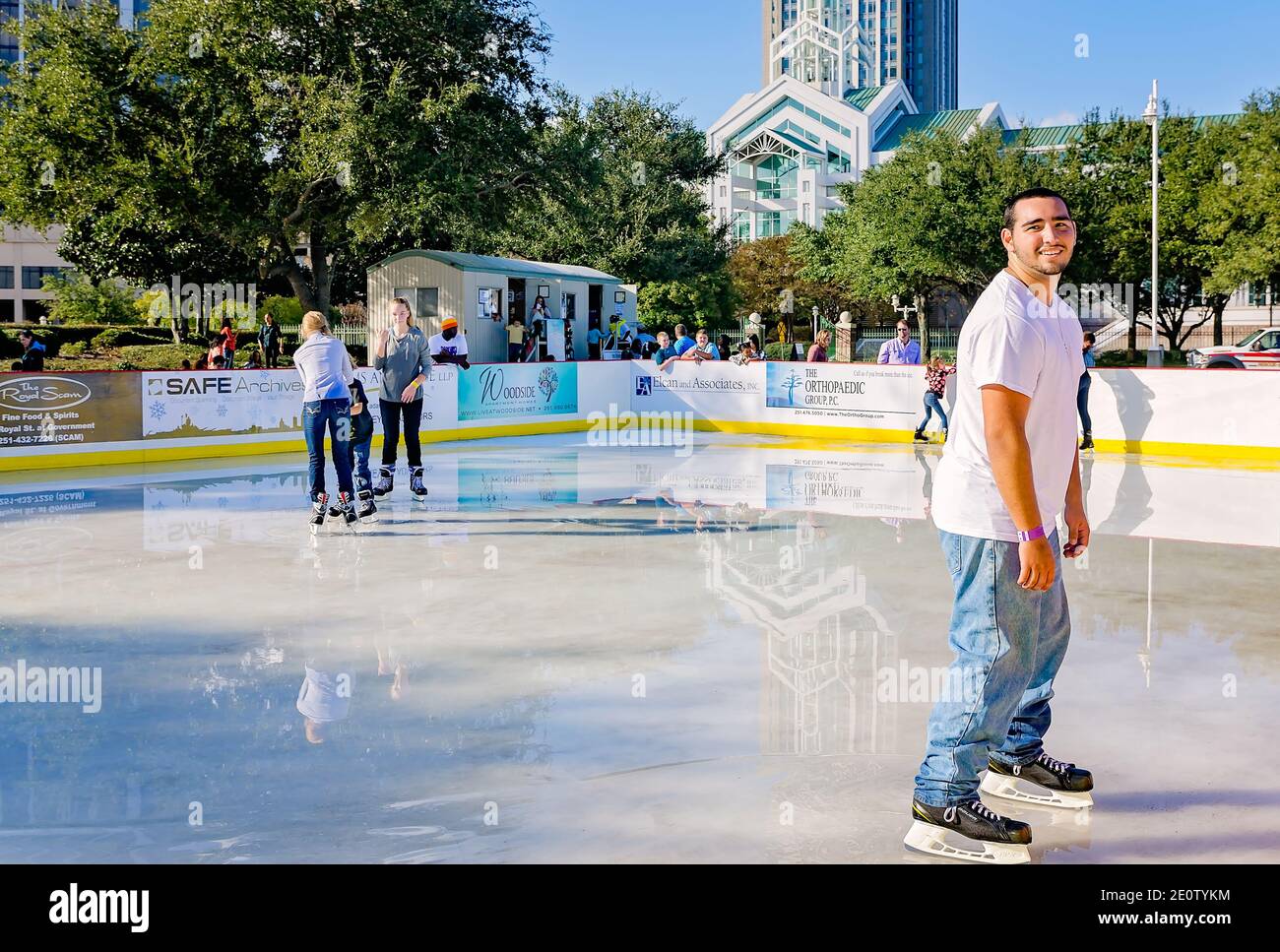 Menschen Schlittschuh am Riverside Ice in Cooper Riverside Park, 27. November 2015, in Mobile, Alabama. Stockfoto