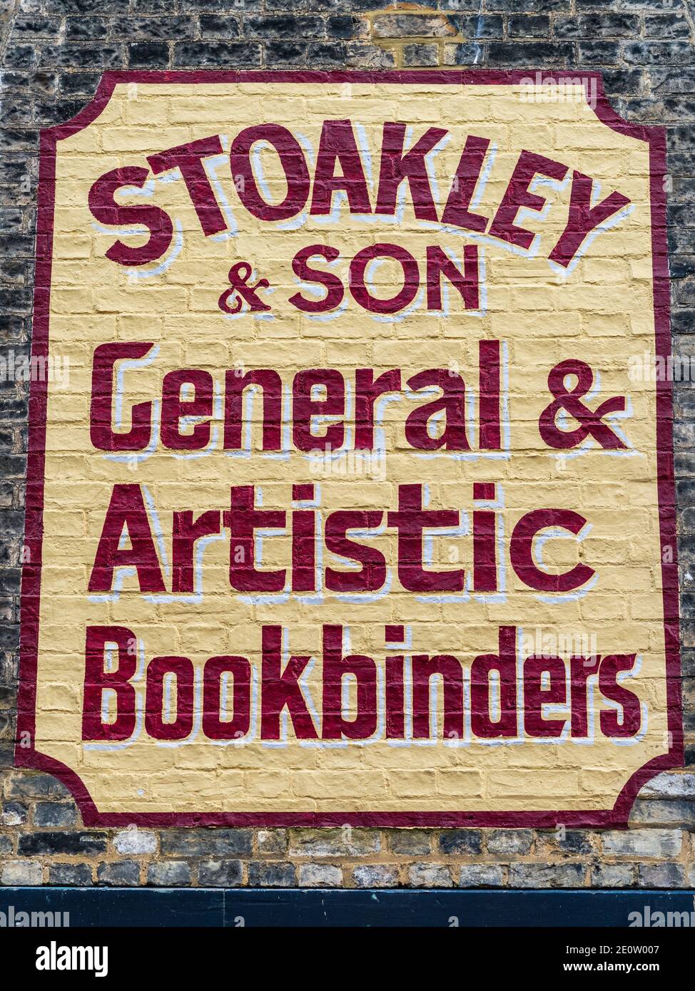 Bemalte Wandwerbung Cambridge - umstrittene Restaurierung eines Geisterzeichens in Green Street Cambridge für Stoakley & Son General & Artistic Bookbinders. Stockfoto