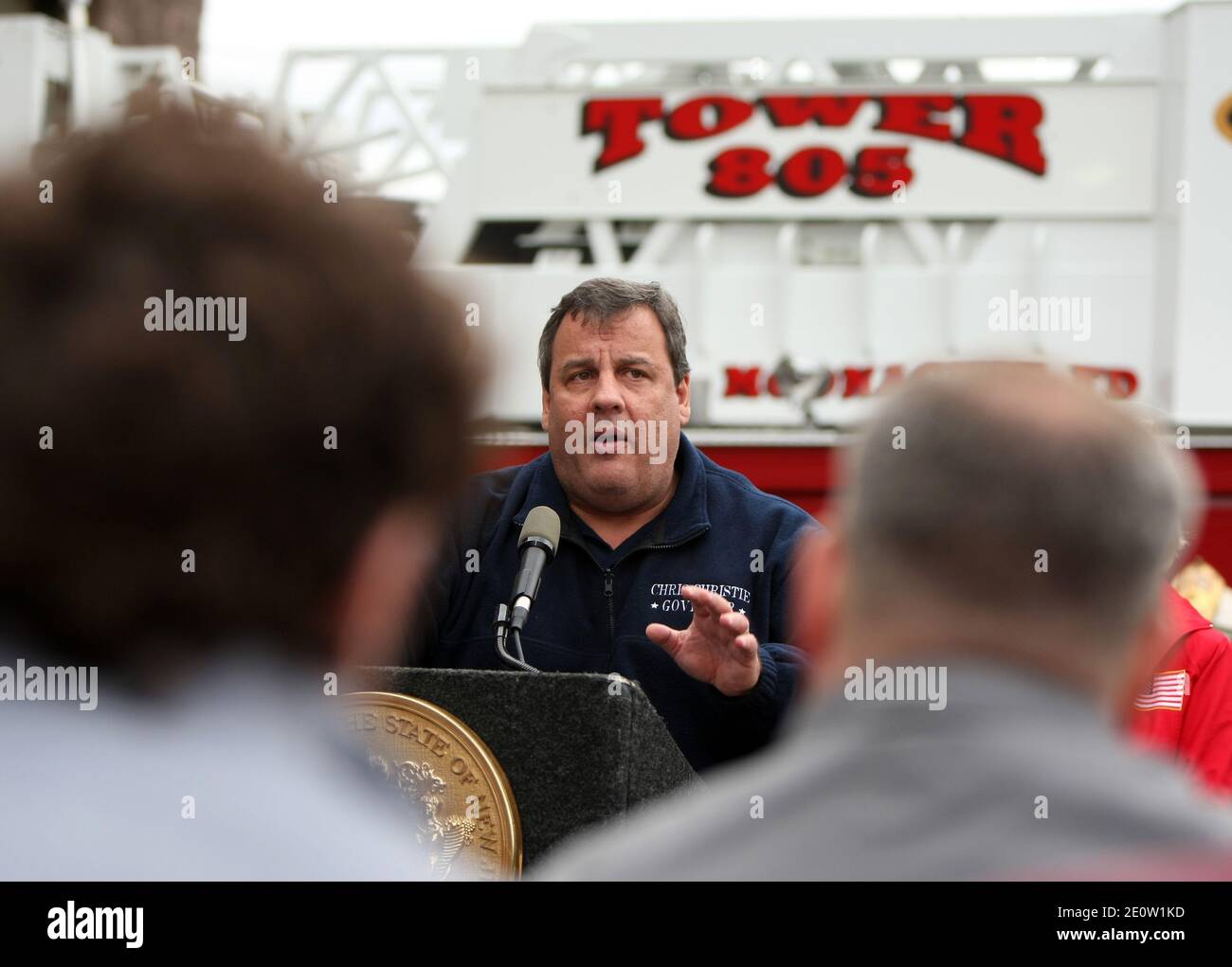 Gouverneur Chris Christie und LT. Gouverneur Kim Guadagno halten am Donnerstag, den 1. November 2012, eine Pressekonferenz ab, nachdem sie Anwohner besucht und hochwassergeschädigte Gebiete in Moonachie, NJ, USA, bereist haben. Foto von Tim Larsen/Governor's Office/ABACAPRESS.COM Stockfoto