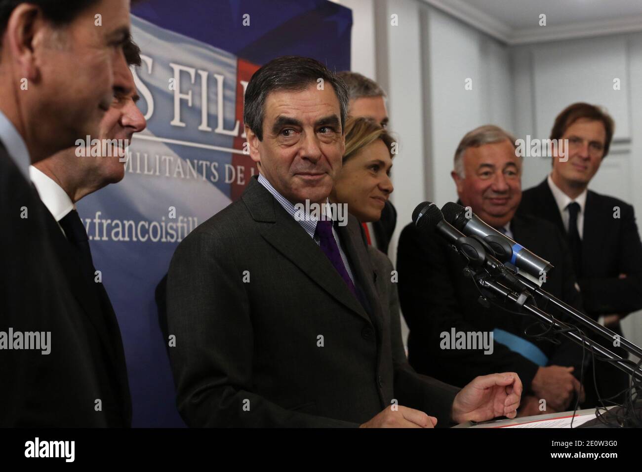 Der ehemalige französische Minister Francois Fillon, flankiert von Pierre Lellouche, Christian Estrosi, Valerie Pecresse, Laurent Wauquiez, Gerard Larcher und Jerome Chartier, hält am 06. Oktober 2012 in Paris eine Pressekonferenz zum Regierungsbericht über Wettbewerbsfähigkeit ab. Foto von Stephane Lemouton/ABACAPRESS.COM. Stockfoto