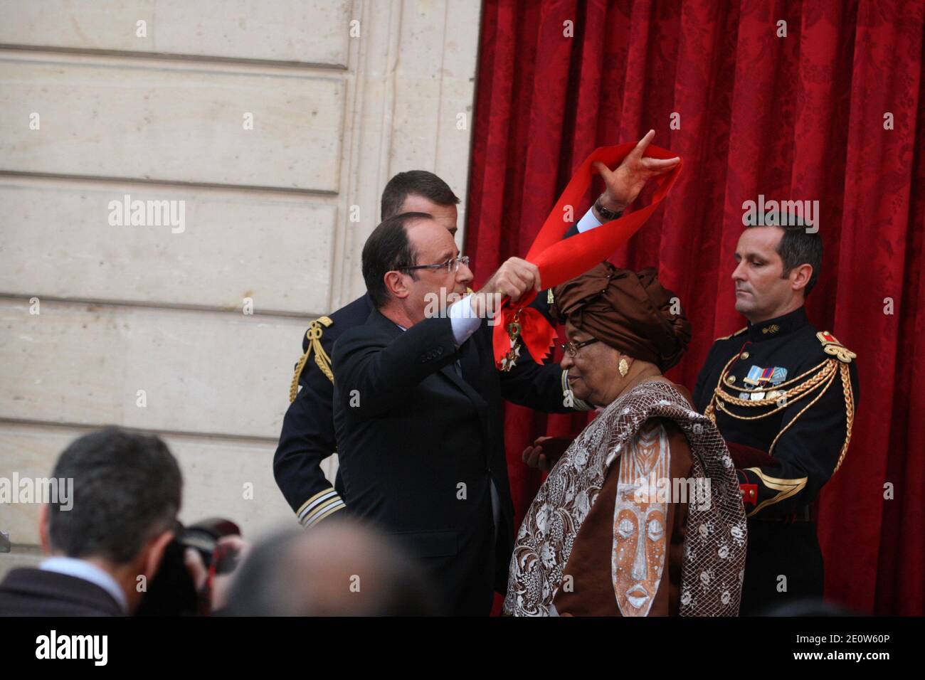 Der französische Präsident Francois Hollande (L) verleiht seiner liberianischen Amtskollegin Ellen Johnson Sirleaf am 7. November 2012 im Pariser Elysee-Palast den "Grand-Croix de la Legion d'Honneur". Foto von Hamilton/Pool/ABACAPRESS.COM Stockfoto