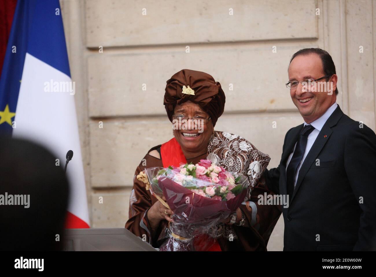 Die liberianische Präsidentin Ellen Johnson Sirleaf (L) hält einen Strauß neben ihrem französischen Amtskollegen Francois Hollande, nachdem sie am 7. November 2012 im Pariser Elysee-Palast mit dem "Grand-Croix de la Legion d'Honneur" ausgezeichnet wurde. Foto von Hamilton/Pool/ABACAPRESS.COM Stockfoto