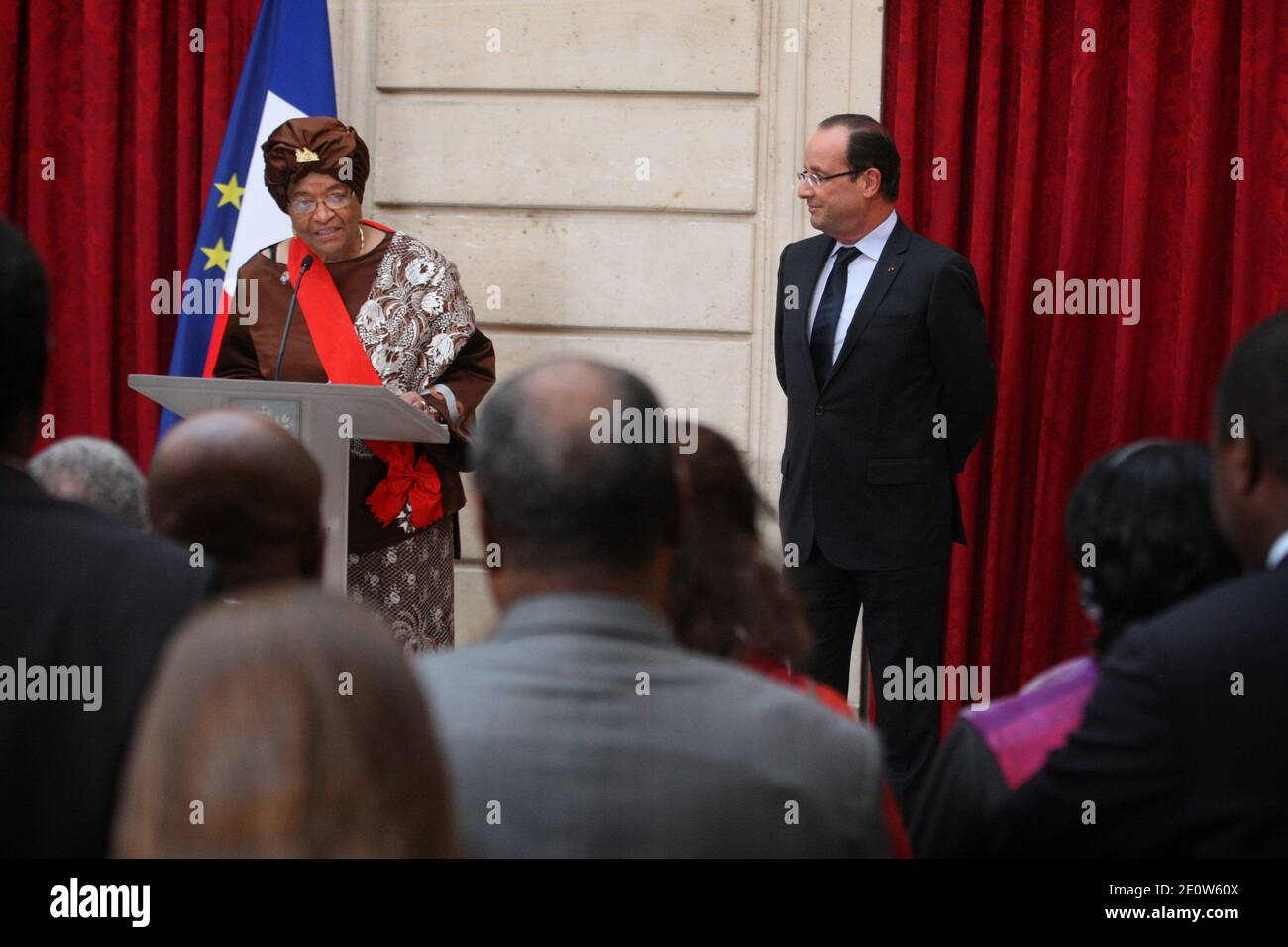 Der französische Präsident Francois Hollande (R) schaut zu, während seine liberianische Amtskollegin Ellen Johnson Sirleaf eine Dankesrede hält, nachdem sie am 7. November 2012 im Elysée-Palast in Paris mit dem "Grand-Croix de la Legion d'Honneur" ausgezeichnet wurde. Foto von Hamilton/Pool/ABACAPRESS.COM Stockfoto