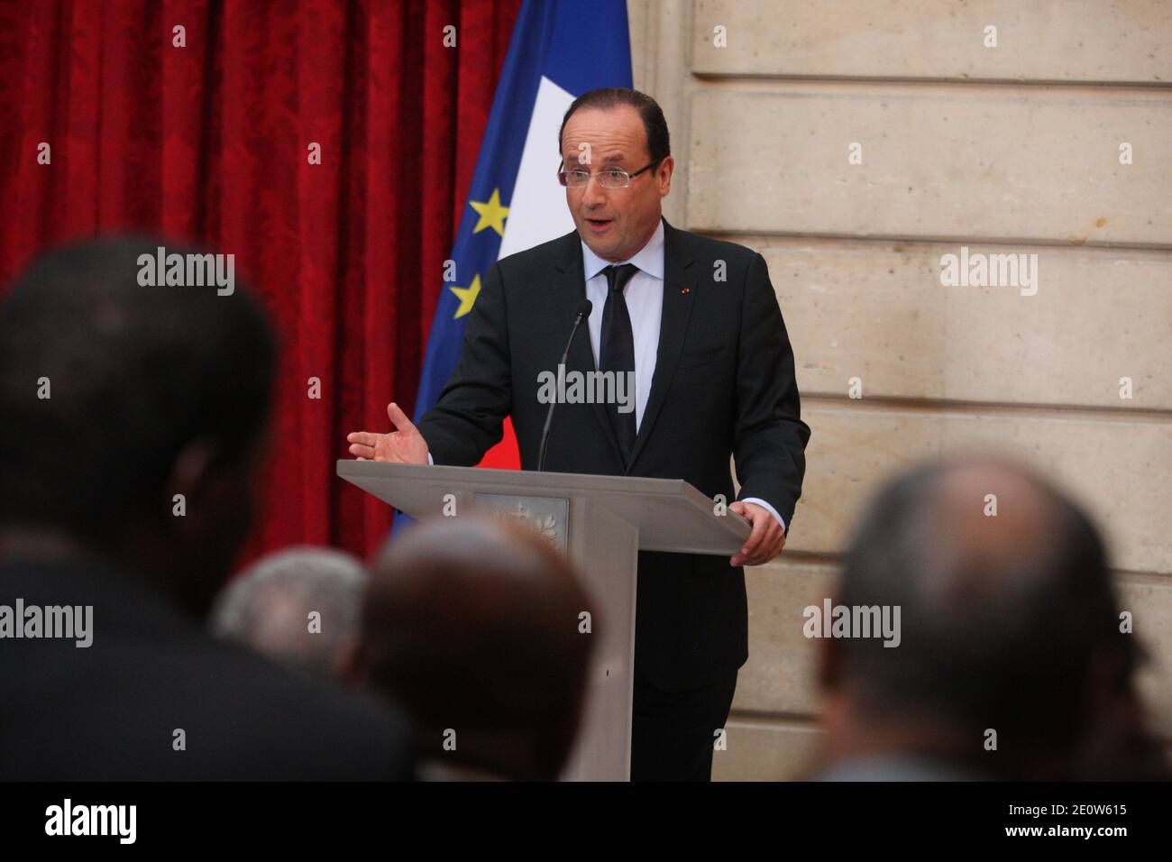 Der französische Präsident Francois Hollande hält eine Rede vor der Verleihung der "Grand-Croix de la Legion d'Honneur" an Ellen Johnson Sirleaf am 7. November 2012 im Elysée-Palast in Paris. Foto von Hamilton/Pool/ABACAPRESS.COM Stockfoto