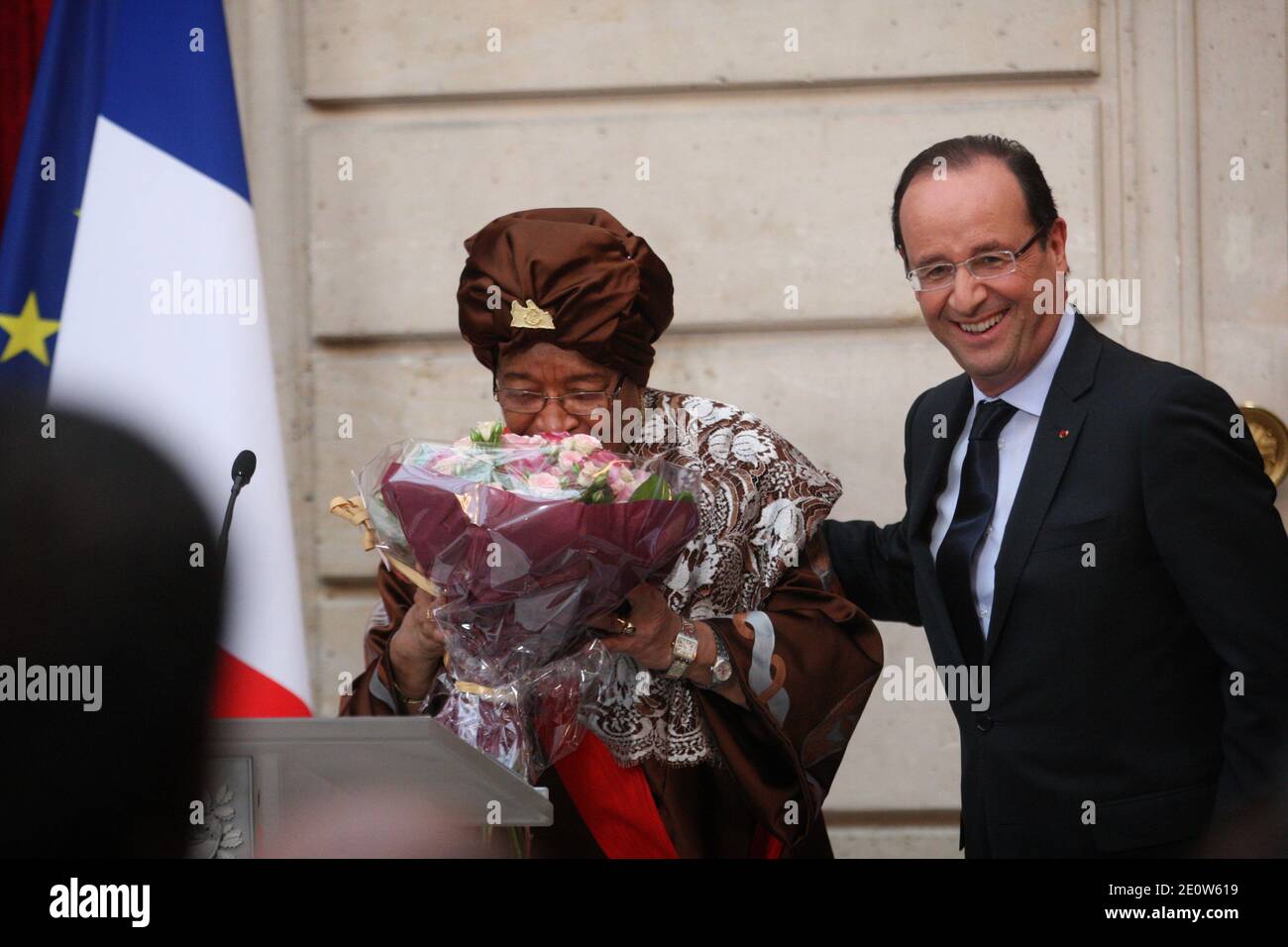 Die liberianische Präsidentin Ellen Johnson Sirleaf (L) hält einen Strauß neben ihrem französischen Amtskollegen Francois Hollande, nachdem sie am 7. November 2012 im Pariser Elysee-Palast mit dem "Grand-Croix de la Legion d'Honneur" ausgezeichnet wurde. Foto von Hamilton/Pool/ABACAPRESS.COM Stockfoto