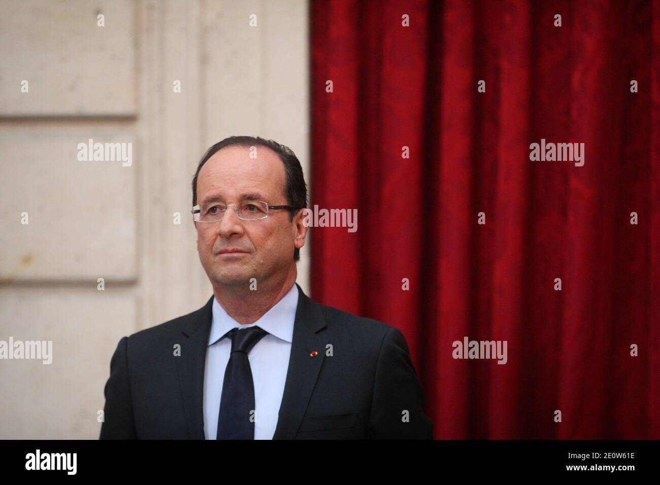 Der französische Präsident Francois Hollande bei der Verleihung der "Grand-Croix de la Legion d'Honneur" von Ellen Johnson Sirleaf am 7. November 2012 im Pariser Elysee-Palast. Foto von Hamilton/Pool/ABACAPRESS.COM Stockfoto