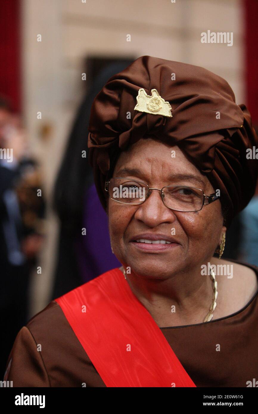 Die liberianische Präsidentin Ellen Johnson Sirleaf hält eine Dankesrede, nachdem sie am 7. November 2012 im Elysée-Palast in Paris mit dem "Grand-Croix de la Legion d'Honneur" ausgezeichnet wurde. Foto von Hamilton/Pool/ABACAPRESS.COM Stockfoto