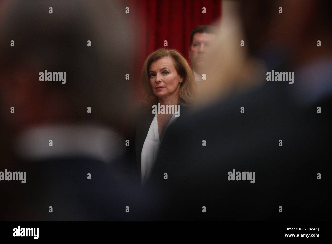 Die Partnerin von Francois Hollande, Valerie Trierweiler, nimmt am 7. November 2012 an der Verleihung des "Grand-Croix de la Legion d'Honneur" der liberianischen Präsidentin Ellen Johnson Sirleaf im Pariser Elysee-Palast Teil. Foto von Hamilton/Pool/ABACAPRESS.COM Stockfoto