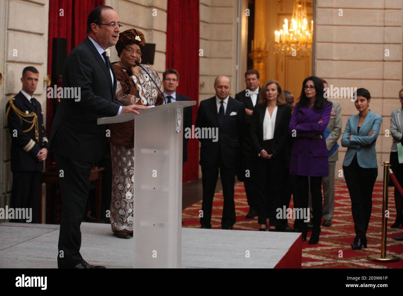 Die liberianische Präsidentin Ellen Johnson Sirleaf sieht so aus, als der französische Präsident Francois Hollande eine Rede hält, bevor sie am 7. November 2012 im Elysée-Palast in Paris den "Grand-Croix de la Legion d'Honneur" übergab. Foto von Hamilton/Pool/ABACAPRESS.COM Stockfoto