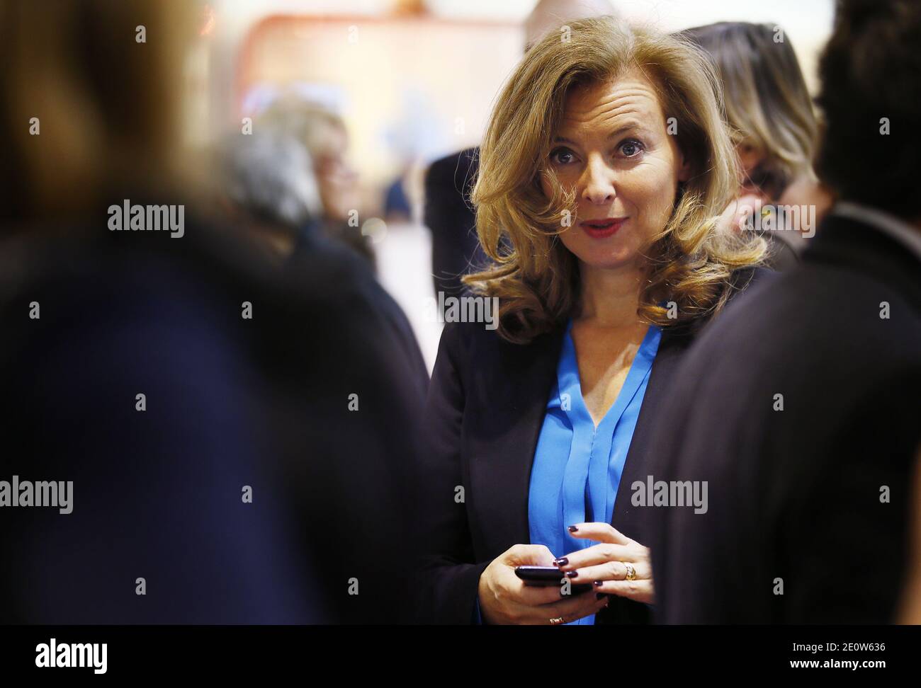 Valerie Trierweiler presente son livre en compagnie du photographe Stephane Ruet durant le 31 Salon du Livre de Brive en Correze le 10 Novembre 2012. Valerie Trierweiler a profité de la ville en se promenant et en visitant le marche. ILS posent sur leur stand avec Erik Orsenna President du Salon litteraire. Foto von Patrick Bernard/ABACAPRESS.COM Stockfoto