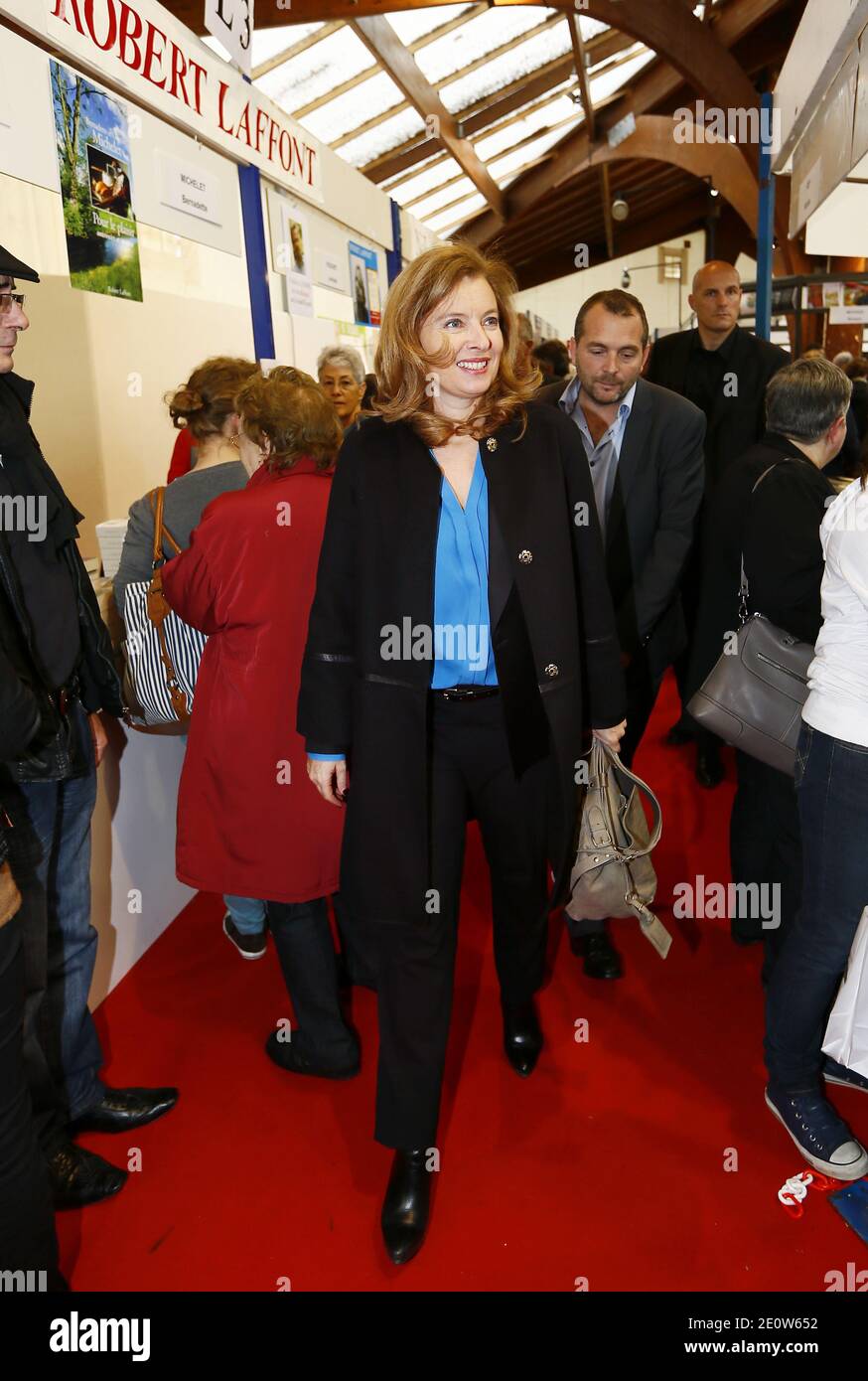 Valerie Trierweiler presente son livre en compagnie du photographe Stephane Ruet durant le 31 Salon du Livre de Brive en Correze le 10 Novembre 2012. Valerie Trierweiler a profité de la ville en se promenant et en visitant le marche. ILS posent sur leur stand avec Erik Orsenna President du Salon litteraire. Foto von Patrick Bernard/ABACAPRESS.COM Stockfoto