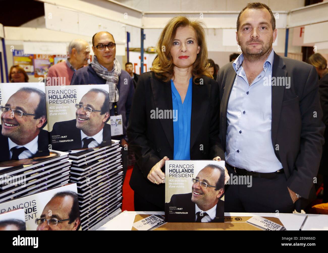 Valerie Trierweiler presente son livre en compagnie du photographe Stephane Ruet durant le 31 Salon du Livre de Brive en Correze le 10 Novembre 2012. Valerie Trierweiler a profité de la ville en se promenant et en visitant le marche. ILS posent sur leur stand avec Erik Orsenna President du Salon litteraire. Foto von Patrick Bernard/ABACAPRESS.COM Stockfoto