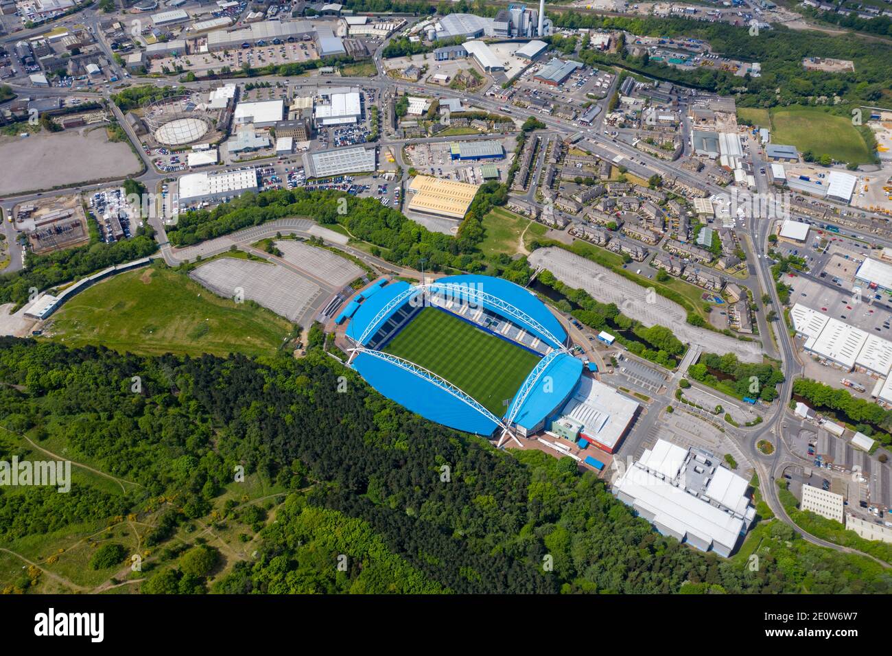 Luftaufnahme des John Smith's Stadium Heimstadion der Huddersfield Town Football Club und das Stadtzentrum von Huddersfield Borough of Kirklees in West Y Stockfoto