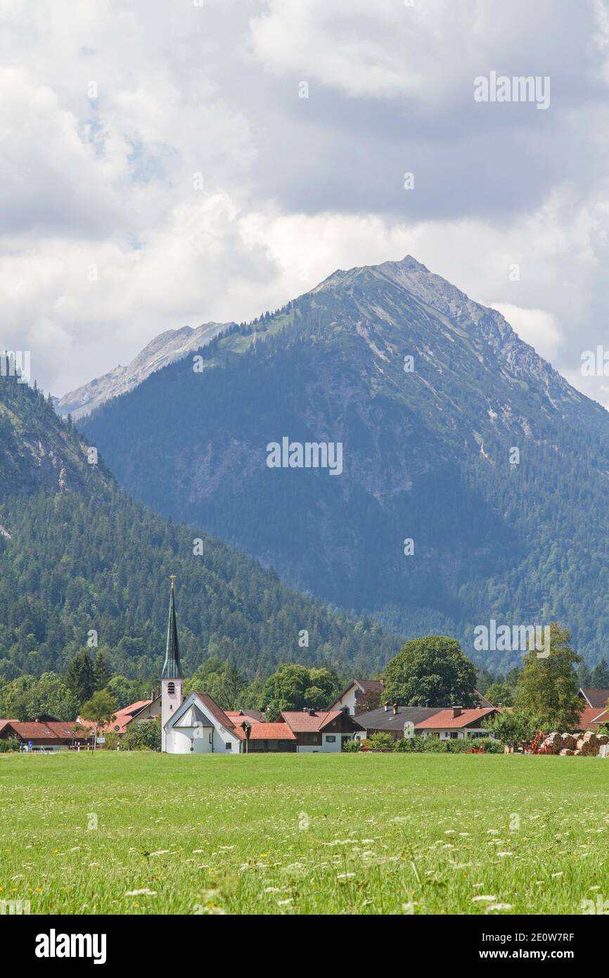 Graswang ist ein kleines idyllisches Dorf im Tal des gleichen Namens Stockfoto