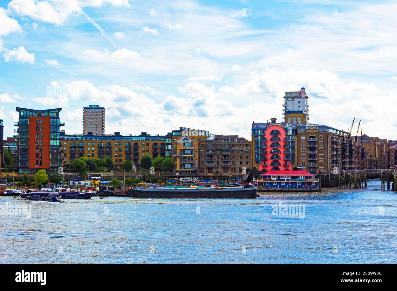 Rotherhithe Viertel am Südufer der Themse, ein sich entwickelndes Gebiet von ehemaligen Docks, umgebauten Lagerhäusern und Yachthäfen, London, Vereinigtes Königreich.2016 Stockfoto