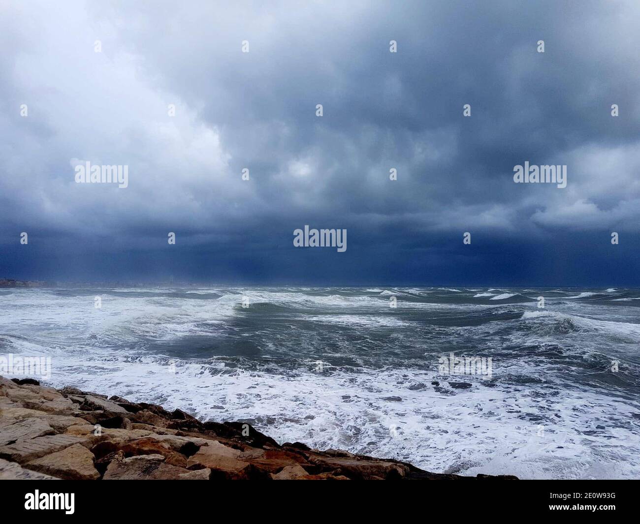 Anzio (Roma), Stute in tempesta Stockfoto