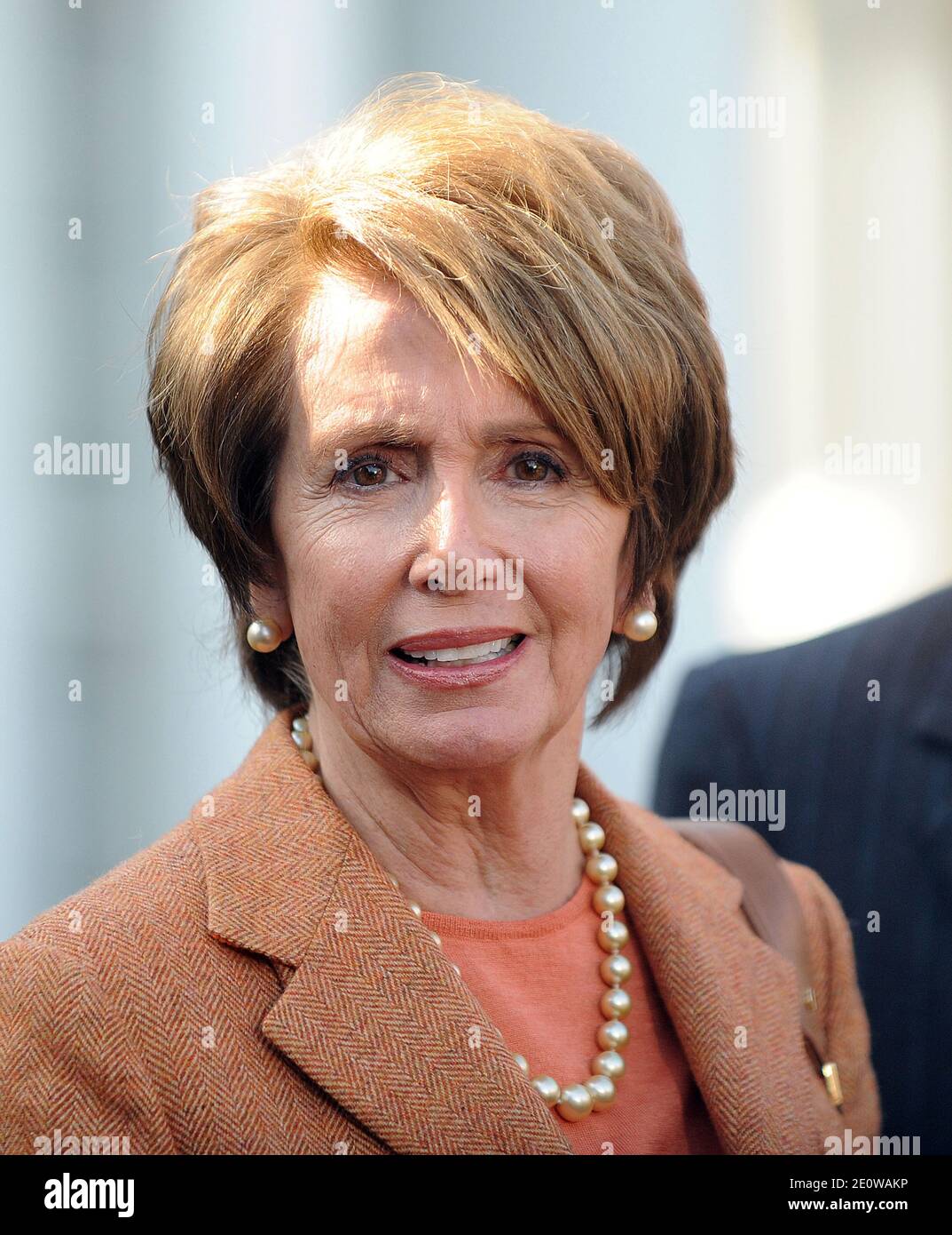 Die Fraktionsvorsitzende Nancy Pelosi spricht vor dem Westflügel, nachdem eine parteiübergreifende Gruppe von Kongressführern am 16. November 2012 im Weißen Haus in Washington, DC, USA, mit US-Präsident Barack Obama zusammengekommen war. Foto von Olivier Douliery/ABACAPRESS.COM Stockfoto