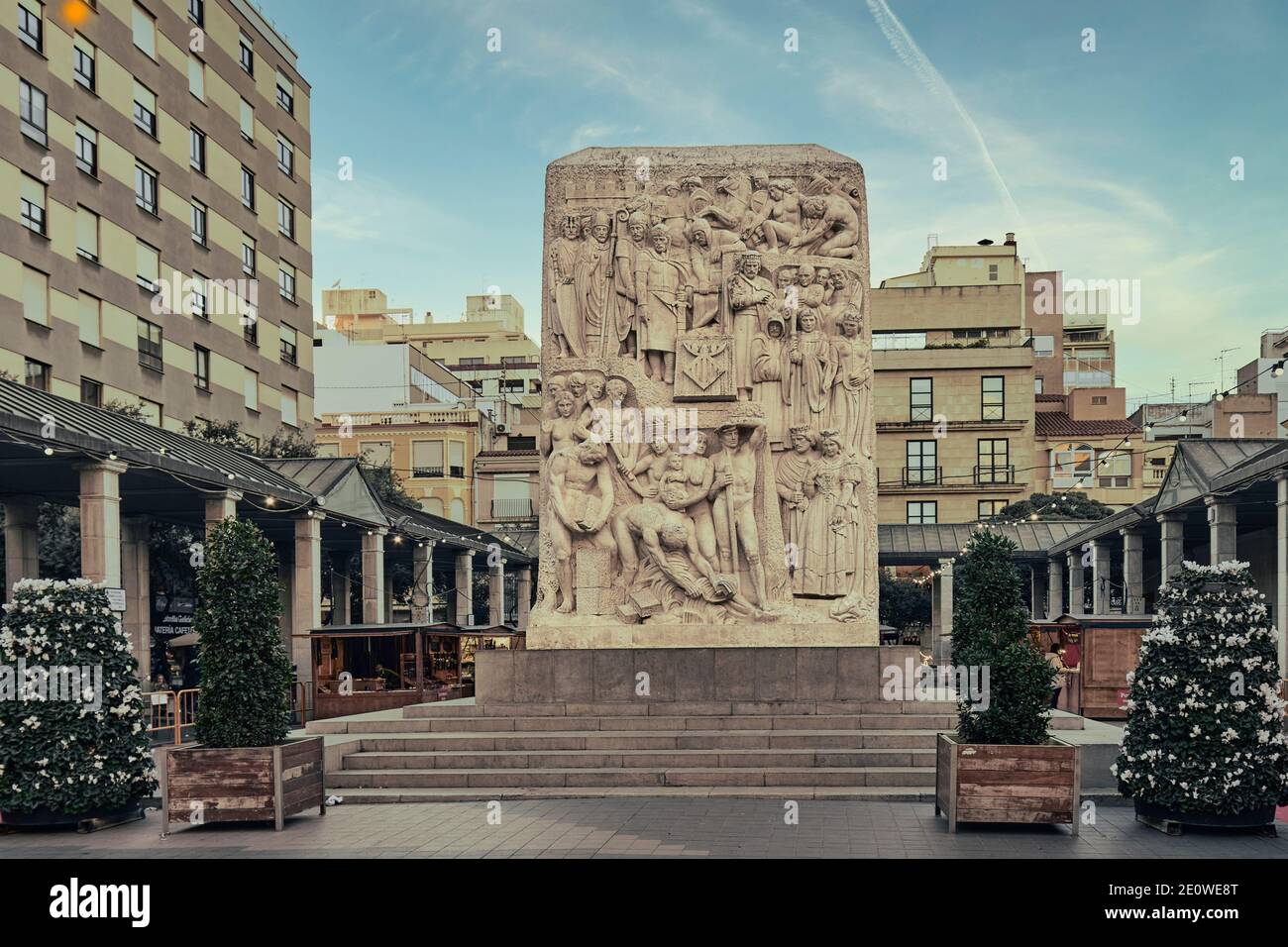 Skulptur und Kunst im Stein Hommage an Castellon de la Plana, eine Erinnerung an Charaktere und Ereignisse in der Geschichte der Stadt, 62 Menschen en Relief. Stockfoto