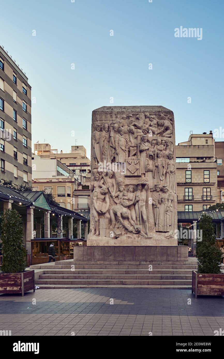 Skulptur und Kunst im Stein Hommage an Castellon de la Plana, eine Erinnerung an Charaktere und Ereignisse in der Geschichte der Stadt, 62 Menschen en Relief. Stockfoto
