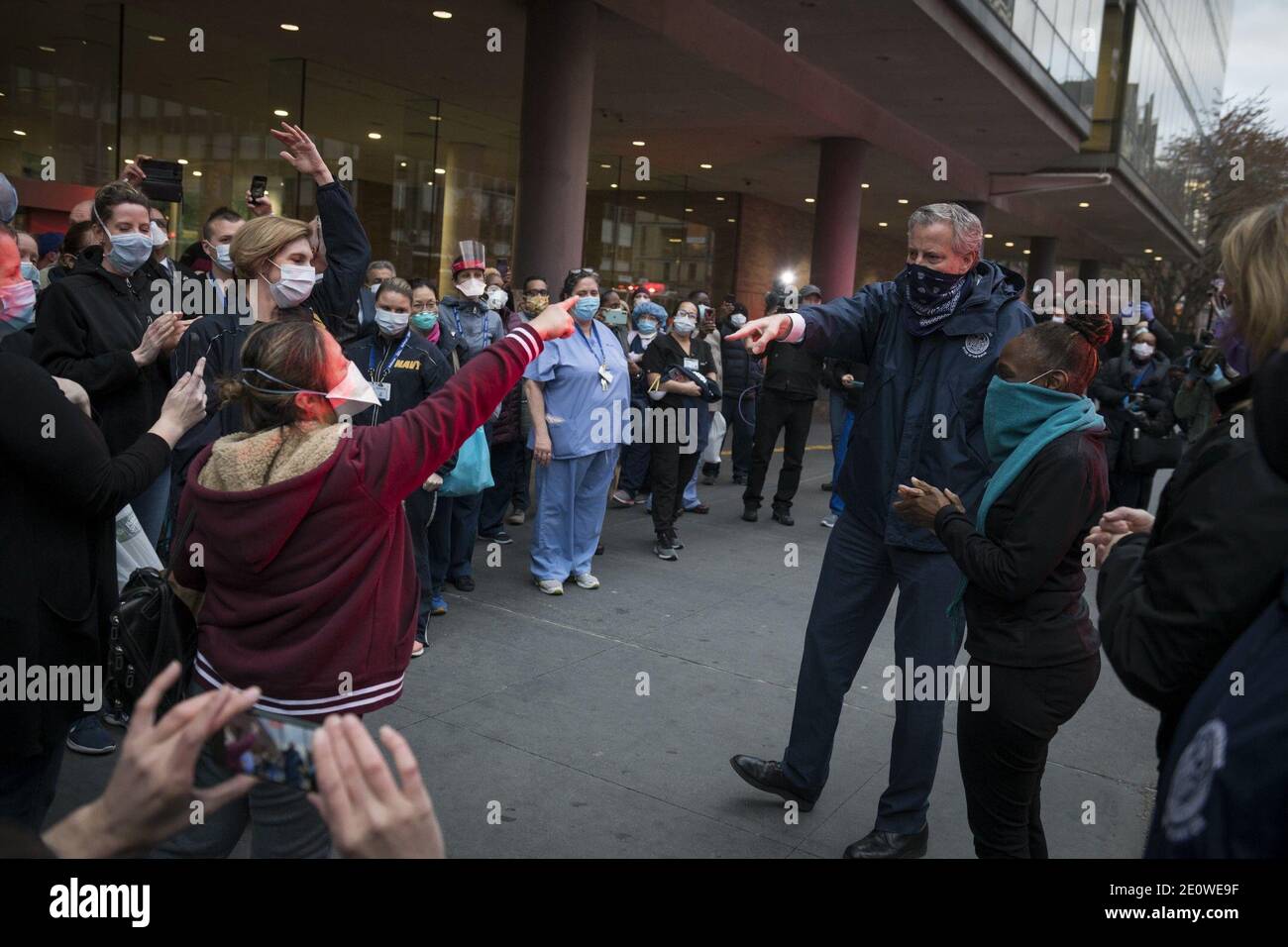 New York, USA. Januar 2021. Das am 10. April 2020 aufgenommene Foto zeigt, dass der Bürgermeister von New York, Bill de Blasio (3. R, Front) und seine Frau Chirlane McCray (2. R, Front) NYC Health Hospitals/Bellevue besuchen, um dem medizinischen Personal in New York, den Vereinigten Staaten, zu applaudieren und zu danken. Der Bürgermeister von New York, Bill de Blasio, twitterte am 2. Januar 2021, um 42 Bilder zu bewerben, die vom Büro des Bürgermeisters unter dem Titel "2020-NYC das Jahr in Fotos" veröffentlicht wurden, von denen mindestens 12 über die Bekämpfung der COVID-19-Pandemie berichten. Kredit: Ed Reed/Mayoral Photography Office/Handout via Xinhua/Alamy Live News Stockfoto