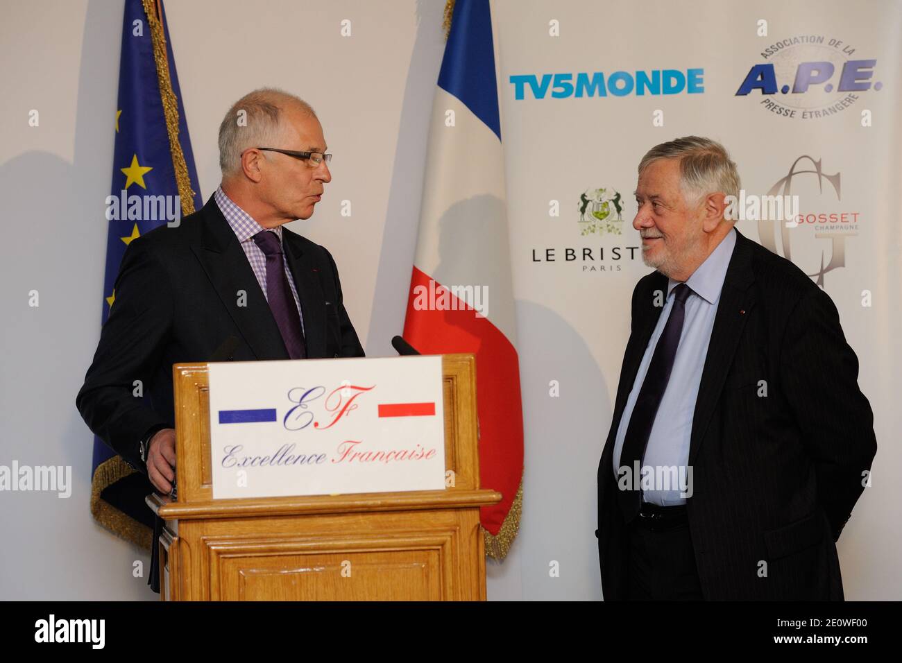 Exklusiv. Yves Coppens und Louis-Marc de Chevignard (Vins de Bourgogne) nahmen an der Preisverleihung des "Prix de l'Excellence Francaise 2012" Teil, die am 21. November 2012 im Hotel Bristol in Paris, Frankreich, stattfand. Foto von Alban Wyters/ABACAPRESS.COM Stockfoto