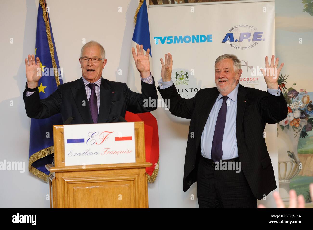Exklusiv. Yves Coppens und Louis-Marc de Chevignard (Vins de Bourgogne) nahmen an der Preisverleihung des "Prix de l'Excellence Francaise 2012" Teil, die am 21. November 2012 im Hotel Bristol in Paris, Frankreich, stattfand. Foto von Alban Wyters/ABACAPRESS.COM Stockfoto