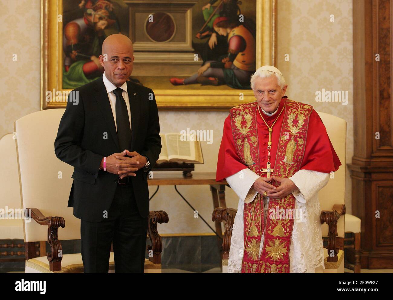 Papst Benedikt XVI. Trifft den haitianischen Präsidenten Michel Joseph Martelly am 21. November 2012 im Vatikan. Foto von ABACAPRESS.COM Stockfoto