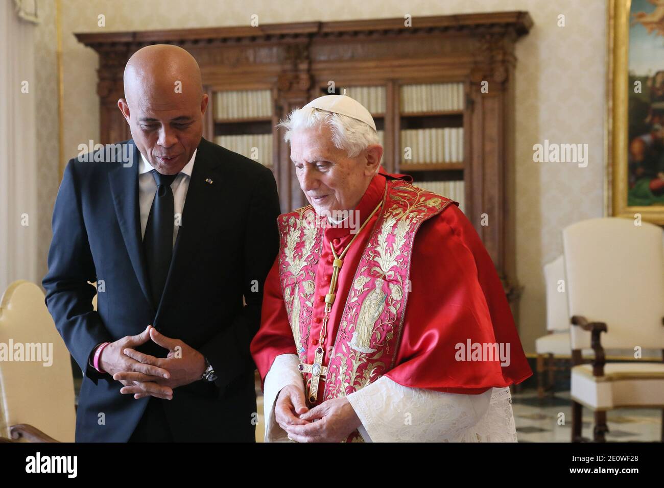 Papst Benedikt XVI. Trifft den haitianischen Präsidenten Michel Joseph Martelly am 21. November 2012 im Vatikan. Foto von ABACAPRESS.COM Stockfoto