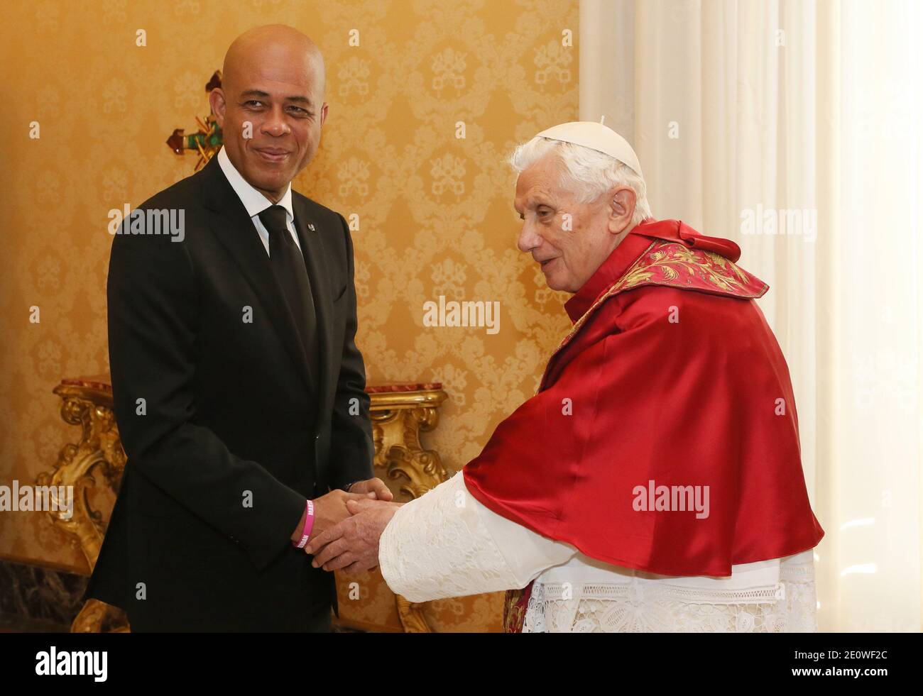 Papst Benedikt XVI. Trifft den haitianischen Präsidenten Michel Joseph Martelly am 21. November 2012 im Vatikan. Foto von ABACAPRESS.COM Stockfoto