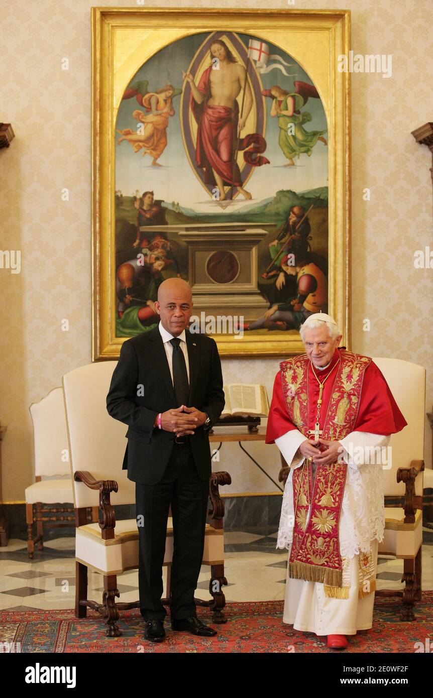 Papst Benedikt XVI. Trifft den haitianischen Präsidenten Michel Joseph Martelly am 21. November 2012 im Vatikan. Foto von ABACAPRESS.COM Stockfoto