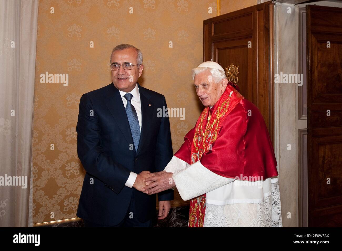 Papst Benedikt XVI. Trifft den libanesischen Präsidenten Michel Suleiman am 23. November 2012 bei einer privaten Audienz im Vatikan. Foto von ABACAPRESS.COM Stockfoto