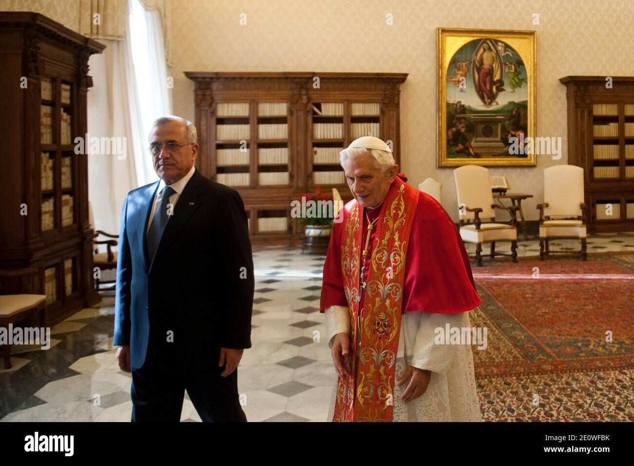 Papst Benedikt XVI. Trifft den libanesischen Präsidenten Michel Suleiman am 23. November 2012 bei einer privaten Audienz im Vatikan. Foto von ABACAPRESS.COM Stockfoto