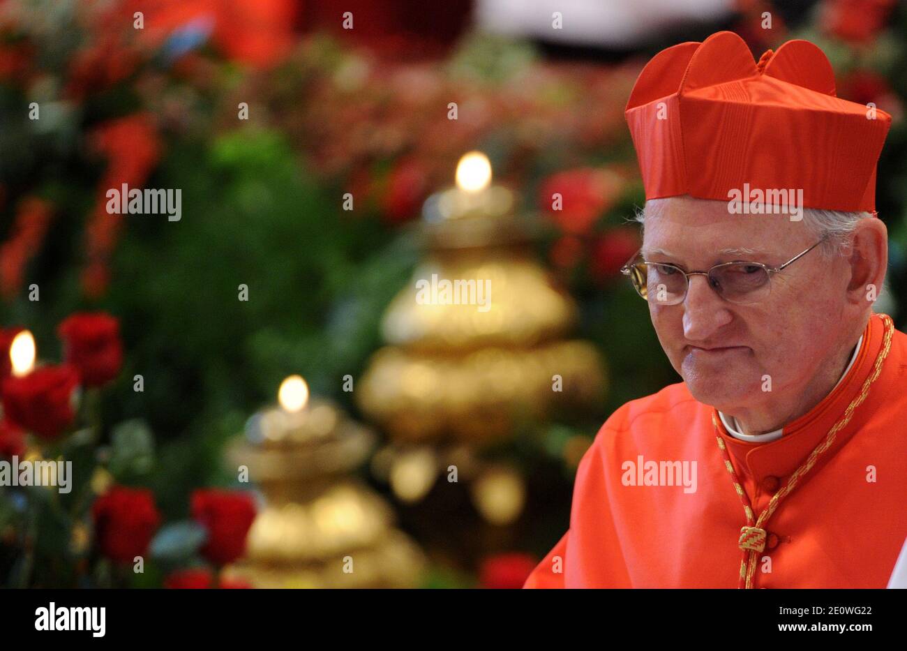 James Michael Harvey aus den Vereinigten Staaten wurde am 24. November 2012 im Vatikan bei einer Konsistoriefeier von Papst Benedikt XVI. Zum neuen Kardinal geweiht. Der Papst hat sechs nichteuropäische Prälaten als neue Mitglieder des Kardinalskollegiums geweiht, das seinen Nachfolger wählen wird. Die feierliche Zeremonie sah die neuen "Fürsten der Kirche" erhalten Goldringe und bittas - ihre scharlachrote Farbe, die das Blut der Märtyrer oder diejenigen, die bereit sind, für ihren Glauben zu sterben - während kniete vor dem Papst. Foto von Eric Vandeville/ABACAPRESS.COM Stockfoto