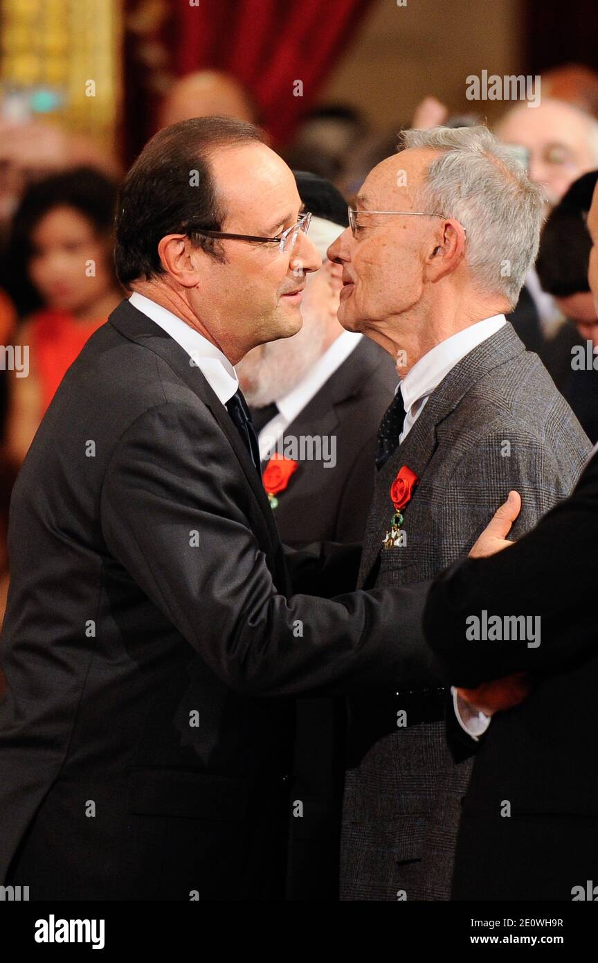 Der französische Präsident Francois Hollande gratuliert Pierre Joliot, Mitglied der Akademie der Wissenschaften, nachdem er ihm am 26. November 2012 im Elysee-Palast in Paris den Orden des Grand Officier de la Legion d'Honneur verliehen hatte. Foto von Christophe Guibbaud/Pool/ABACAPRESS.COM Stockfoto