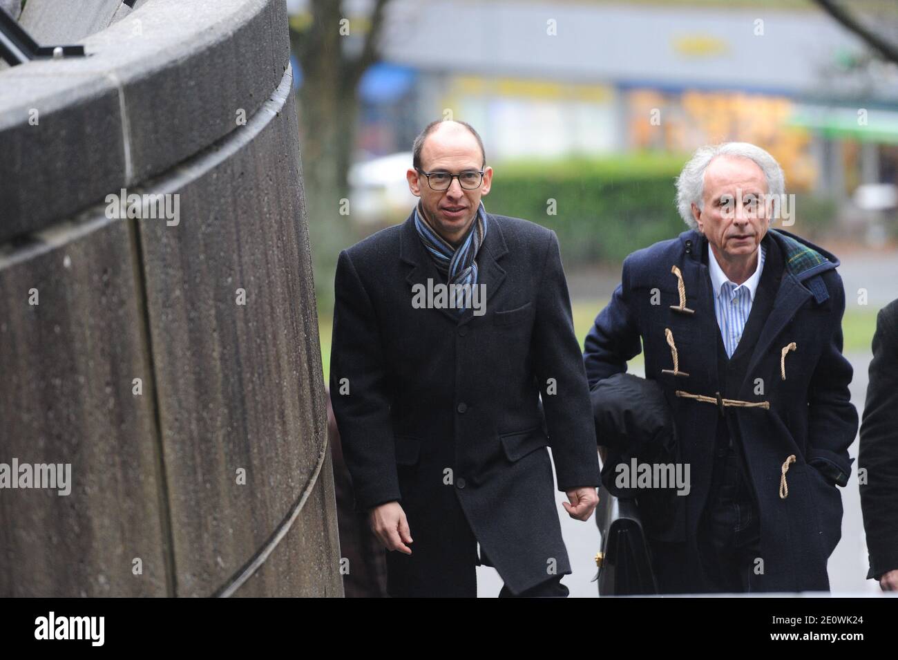 Der französische Genetiker Laurent Segalat (L) kommt zusammen mit seinem Anwalt Gilles-Jean Portejoie am 29. November 2012 in das Gerichtsgebäude der Eremitage in Lausanne, Schweiz. Segalat wurde in der ersten Verhandlung im vergangenen Juni für unschuldig erklärt, aber die Verteidigung appellierte. Das Gericht versucht, Licht auf den mysteriösen Tod der 66-jährigen Catherine Segalat zu werfen, die von ihrem Stiefsohn Laurent Segalat am 9. Januar 2010 in Vaux-sur-Morges leblos gefunden wurde. Segalat wird des Mordes beschuldigt, behält aber seine Unschuld bei. Foto von Jean-Guy Python/ABACAPRESS.COM Stockfoto