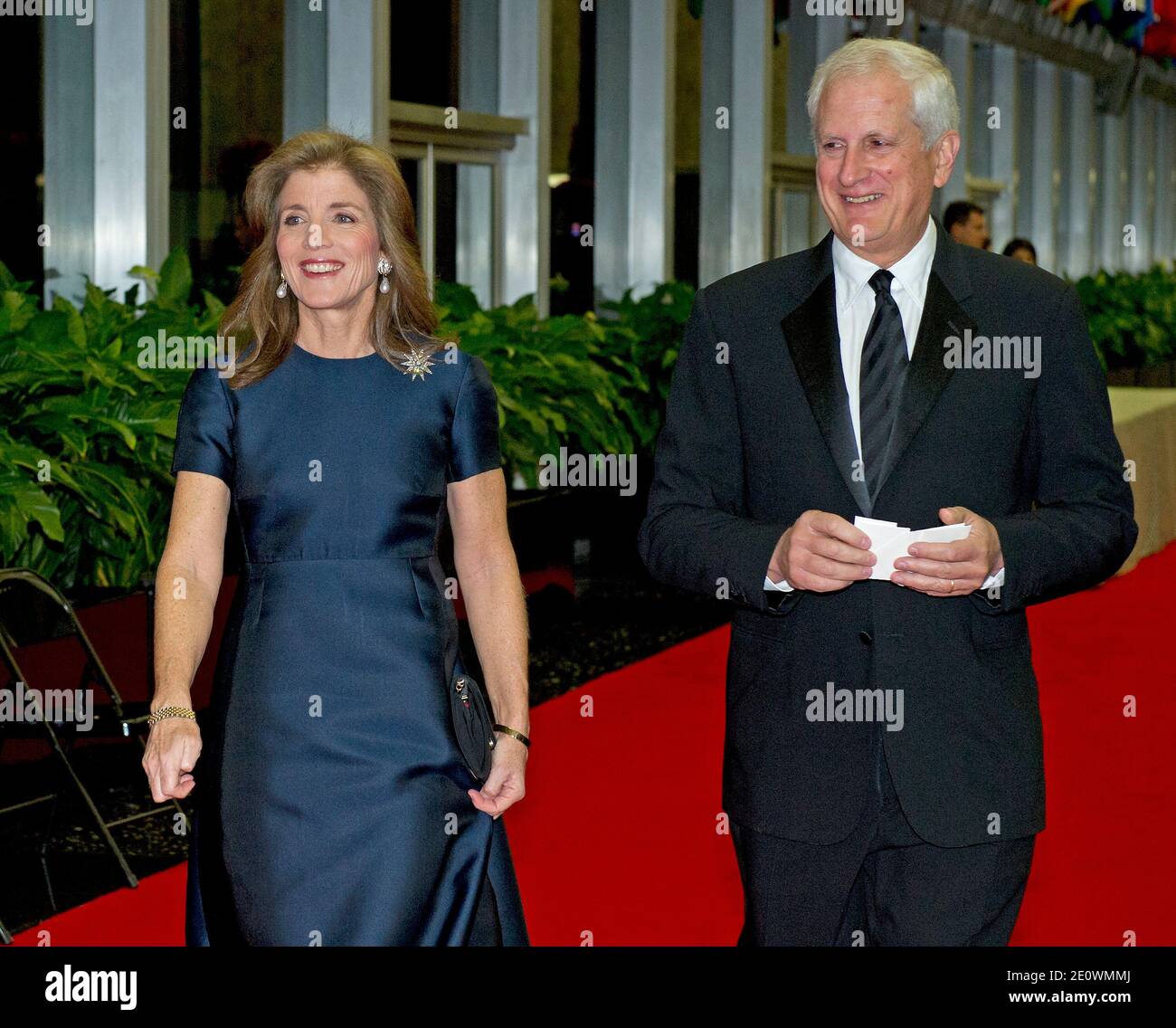 Caroline Kennedy und Edwin A. Schlossberg kommen zu dem formellen Artist's Dinner, das die Empfänger der Kennedy Center Honors 2012 ehrt, die am 01. Dezember 2012 von US-Außenministerin Hillary Rodham Clinton im US-Außenministerium in Washington, DC, USA veranstaltet wurden. Die 2012 Preisträger sind Buddy Guy, Darsteller Dustin Hoffman, Late-Night-Moderator David Letterman, Tänzerin Natalia Makarova und die britische Rockband LED Zeppelin. Foto von Ron Sachs/ABACAPRESS.COM Stockfoto Caroline Kennedy und Edwin A. Schlossberg kommen zu dem formellen Artist's Dinner, das die Empfänger der Kennedy Center Honors 2012 ehrt, die am 01. Dezember 2012 von US-Außenministerin Hillary Rodham Clinton im US-Außenministerium in Washington, DC, USA veranstaltet wurden. Die 2012 Preisträger sind Buddy Guy, Darsteller Dustin Hoffman, Late-Night-Moderator David Letterman, Tänzerin Natalia Makarova und die britische Rockband LED Zeppelin. Foto von Ron Sachs/ABACAPRESS.COM Stockfoto