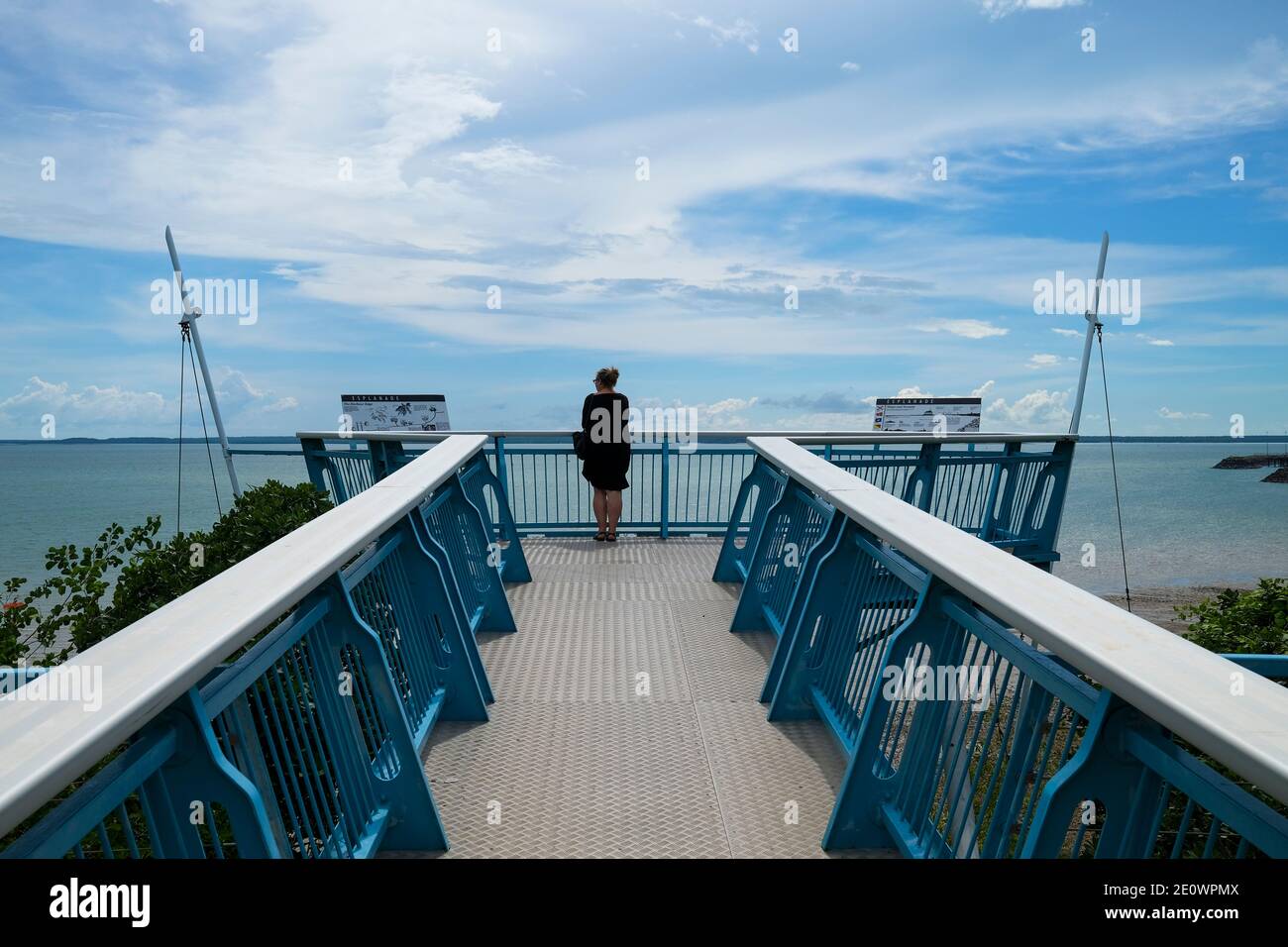 Frau auf dem Aussichtspunkt auf der Esplanade in Darwin City im Northern Territory von Australien. Stockfoto
