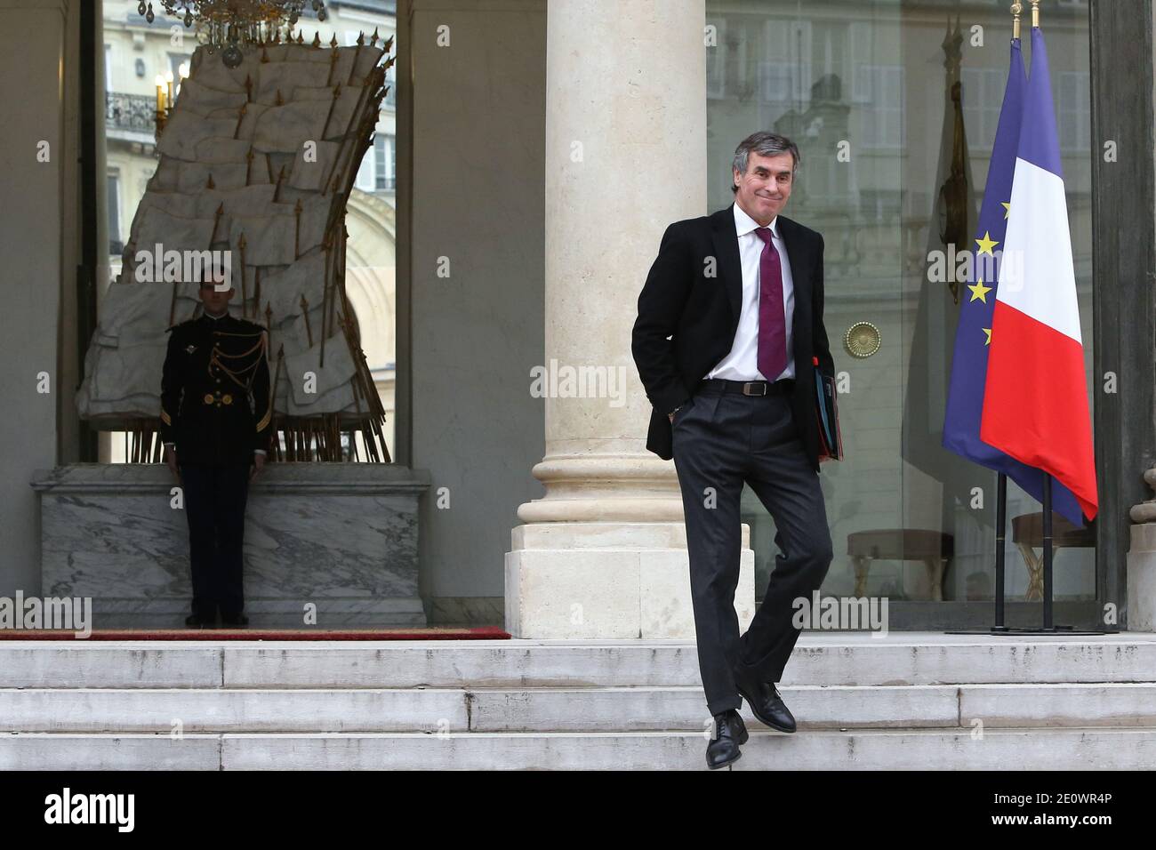 Jerome Cahuzac, der französische Minister für Haushalt, verlässt den Präsidentenpalast von Elysee nach der wöchentlichen Kabinettssitzung am 05. dezember 2012 in Paris. Foto von Stephane Lemouton/ABACAPRESS.COM Stockfoto