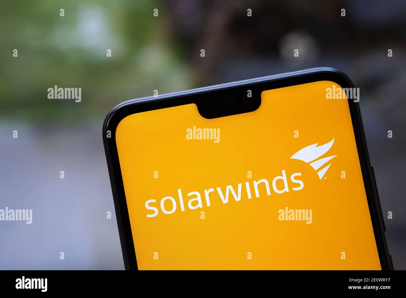 Stafford, Großbritannien - 2. Januar 2021: SolarWinds Logo auf dem Smartphone-Bildschirm mit einem verschwommenen Hintergrund gesehen. Stockfoto