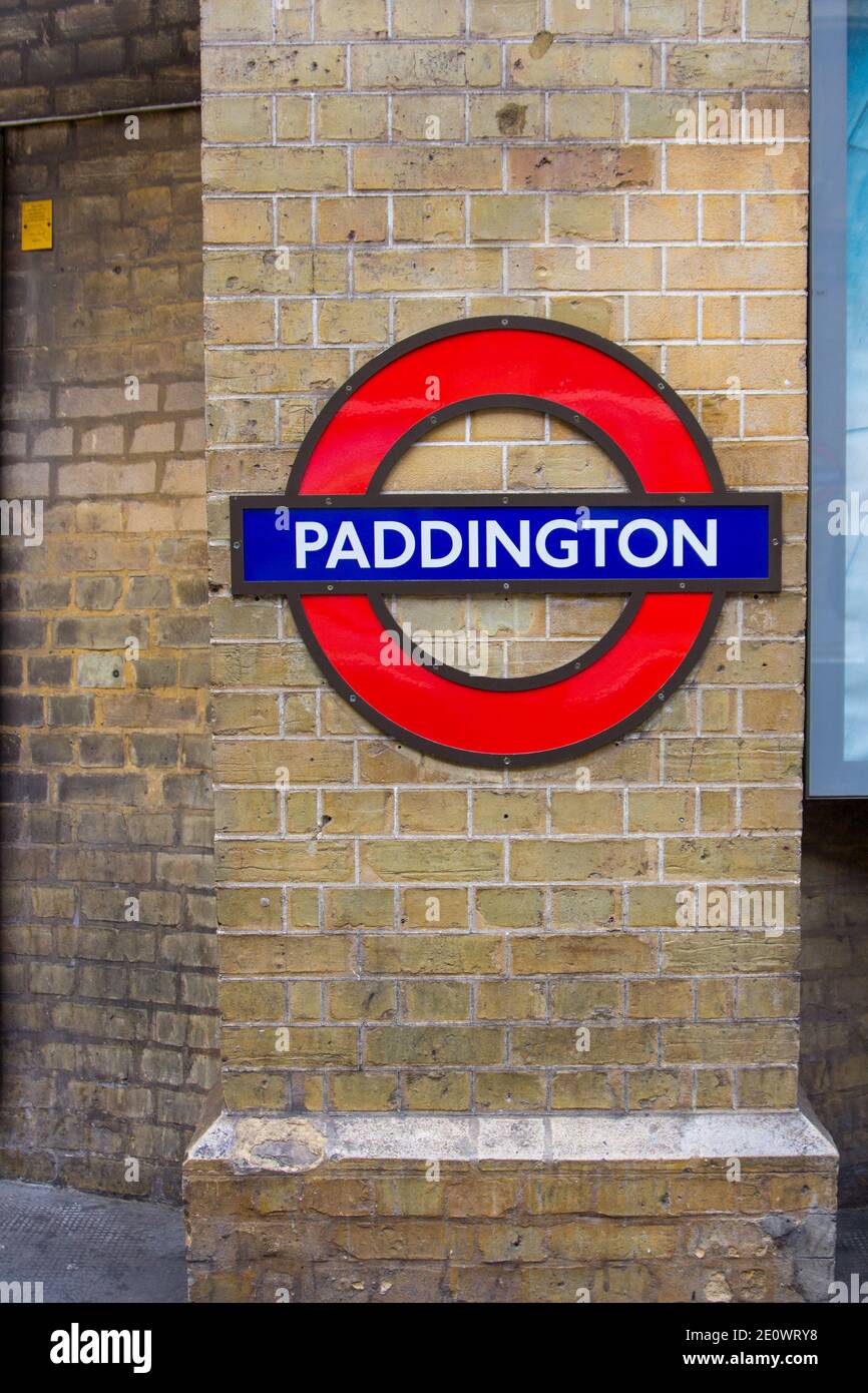 Schild Paddington Station an der Backsteinmauer in der Londoner U-Bahn Stockfoto