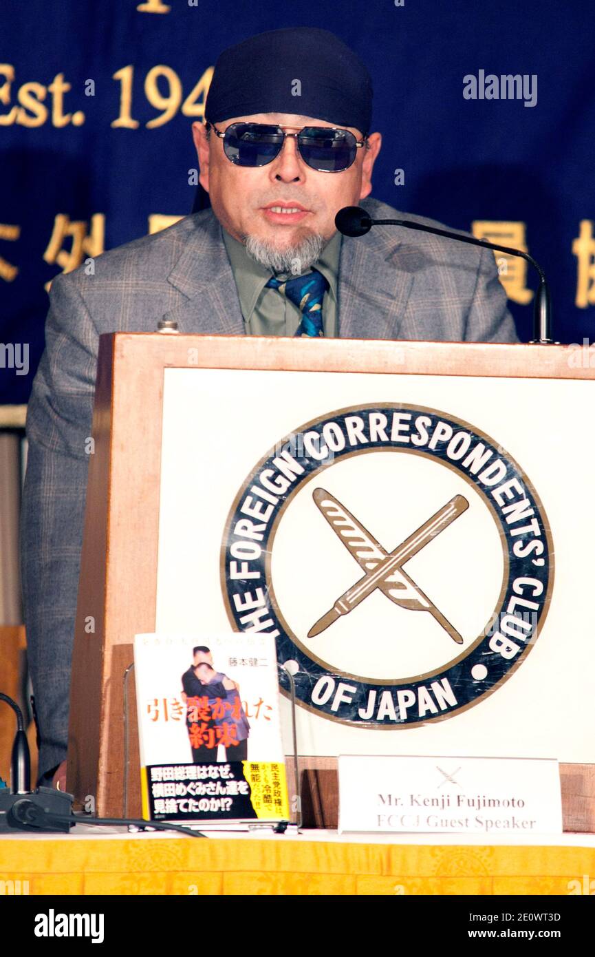 Kenji Fujimoto, der ehemalige Chef des nordkoreanischen Führers Kim Jong II, präsentiert am 06. Dezember 2012 sein neues Buch The Promise Torn Apart of Hikisakareta Yakusoku im Foreign Correspondents Club of Japan. Kenji Fujimoto spricht über die frühere Beziehung zwischen Kim Jong II., der ihm anscheinend die Flucht aus dem Land verziehen hat und sich an die Freundschaft erinnert, seit sie in Pjöngjang jung waren. Die Pressekonferenz, die zur gleichen Zeit stattfindet, treffen sich japanische und nordkoreanische Beamte in Peking, um die Entführungsfrage zu diskutieren. Foto von Rodrigo Reyes Marin/Nippon News/ABACAPRESS.COM Stockfoto