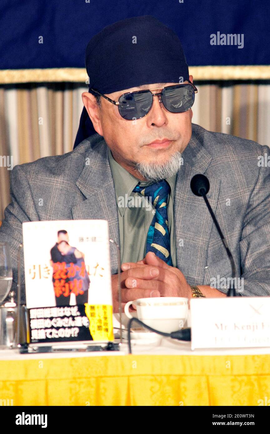 Kenji Fujimoto, der ehemalige Chef des nordkoreanischen Führers Kim Jong II, präsentiert am 06. Dezember 2012 sein neues Buch The Promise Torn Apart of Hikisakareta Yakusoku im Foreign Correspondents Club of Japan. Kenji Fujimoto spricht über die frühere Beziehung zwischen Kim Jong II., der ihm anscheinend die Flucht aus dem Land verziehen hat und sich an die Freundschaft erinnert, seit sie in Pjöngjang jung waren. Die Pressekonferenz, die zur gleichen Zeit stattfindet, treffen sich japanische und nordkoreanische Beamte in Peking, um die Entführungsfrage zu diskutieren. Foto von Rodrigo Reyes Marin/Nippon News/ABACAPRESS.COM Stockfoto