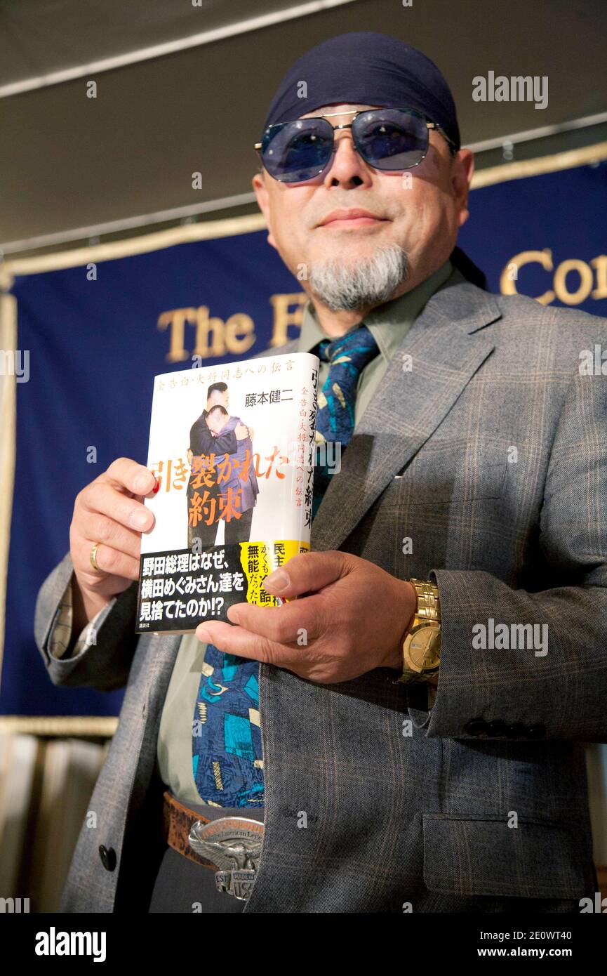 Kenji Fujimoto, der ehemalige Chef des nordkoreanischen Führers Kim Jong II, präsentiert am 06. Dezember 2012 sein neues Buch The Promise Torn Apart of Hikisakareta Yakusoku im Foreign Correspondents Club of Japan. Kenji Fujimoto spricht über die frühere Beziehung zwischen Kim Jong II., der ihm anscheinend die Flucht aus dem Land verziehen hat und sich an die Freundschaft erinnert, seit sie in Pjöngjang jung waren. Die Pressekonferenz, die zur gleichen Zeit stattfindet, treffen sich japanische und nordkoreanische Beamte in Peking, um die Entführungsfrage zu diskutieren. Foto von Rodrigo Reyes Marin/Nippon News/ABACAPRESS.COM Stockfoto