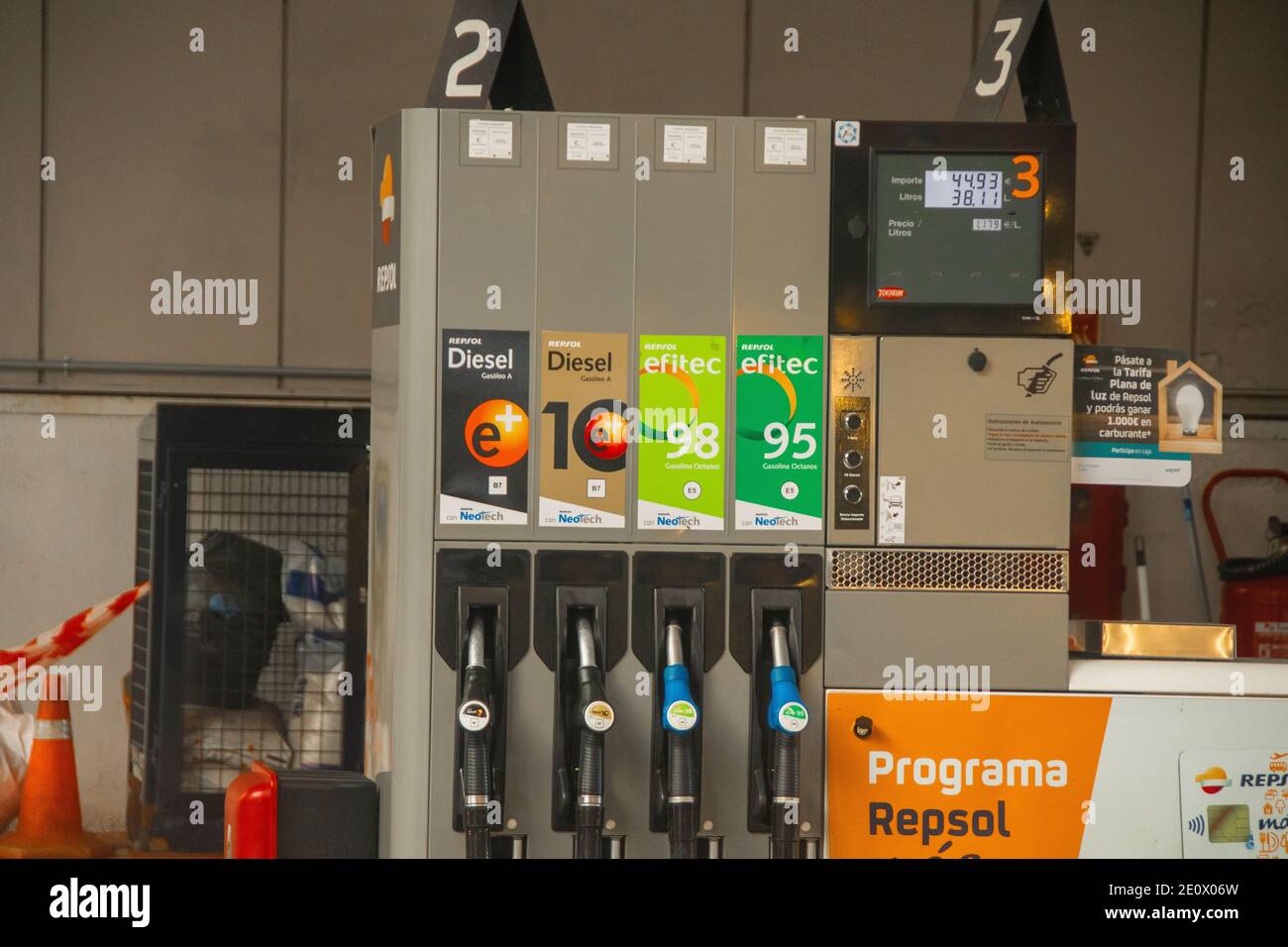 Anstieg der Gas- und Kraftstoffpreise im Vergleich zum Rückgang des Stroms im Jahr 2021. Das Jahr 2021 beginnt mit einem Anstieg von Erdgas, Briefmarken, Paket Stockfoto