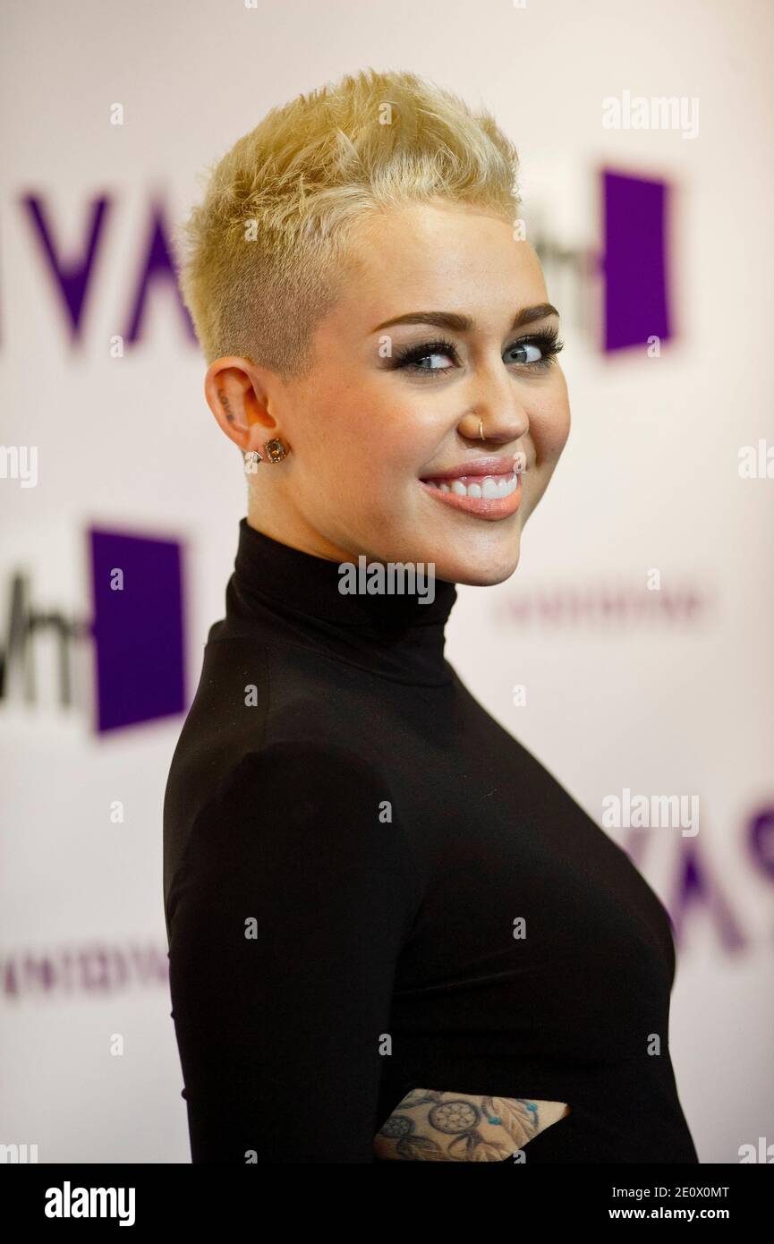 Miley Cyrus nimmt am 16. Dezember 2012 an der 'VH1 Divas' 2012 im Shrine  Auditorium in Los Angeles, CA, USA Teil. Sie trägt Ohrringe von Lorraine  Schwartz. Foto von Lionel Hahn/ABACAPRESS.COM Stockfotografie -