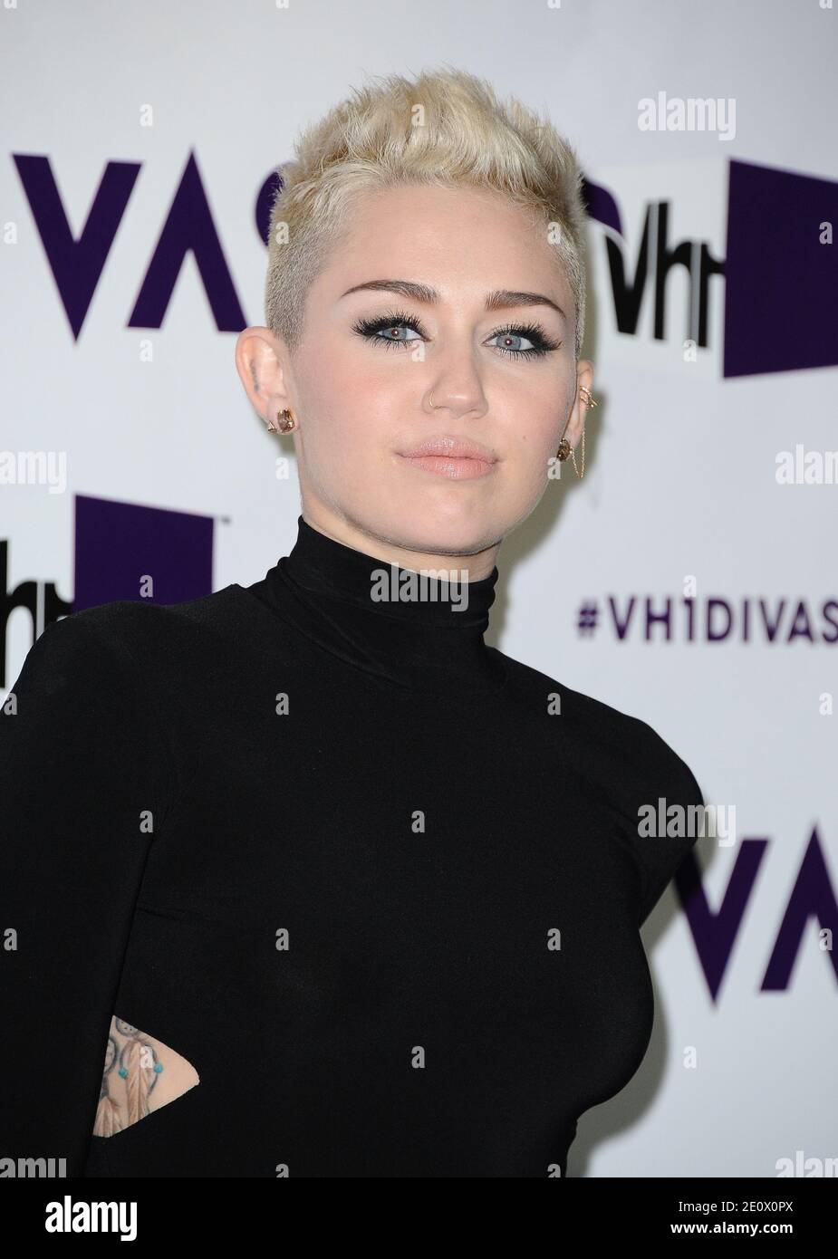 Miley Cyrus nimmt am 16. Dezember 2012 an der 'VH1 Divas' 2012 im Shrine  Auditorium in Los Angeles, CA, USA Teil. Sie trägt Ohrringe von Lorraine  Schwartz. Foto von Lionel Hahn/ABACAPRESS.COM Stockfotografie -