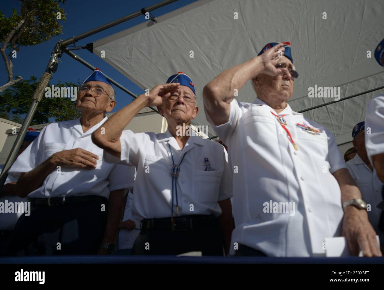 Veteranen des Zweiten Weltkriegs 442. Kampf Regimental Team Kollegen des verstorbenen Senators Daniel Inouye grüßen während des Spiels der Wasserhähne auf dem National Memorial Cemetery of the Pacific während der Beerdigung Zeremonien. Senator Inouye war ein Medal of Honor Empfänger und ein Vereinigte Staaten Senator seit 1963. Dezember 23, 2012. Photo Cory Lum/ABACAPRESS.COM Stockfoto