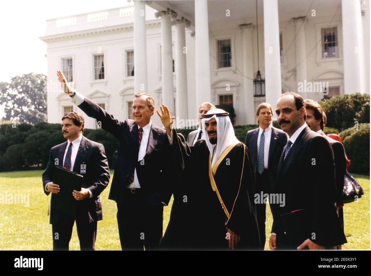 Washington, D.C. - 28. September 1990 -- Präsident der Vereinigten Staaten George H.W. Bush und seine Hoheit Jabir al-Ahmad al-Jabir al-Sabah, der Emir von Kuwait Welle zu Unterstützern aus dem nördlichen Rasen des Weißen Hauses in Washington, D.C., am 28. September 1990. Foto von White House über CNP/ABACAPRESS.COM Stockfoto