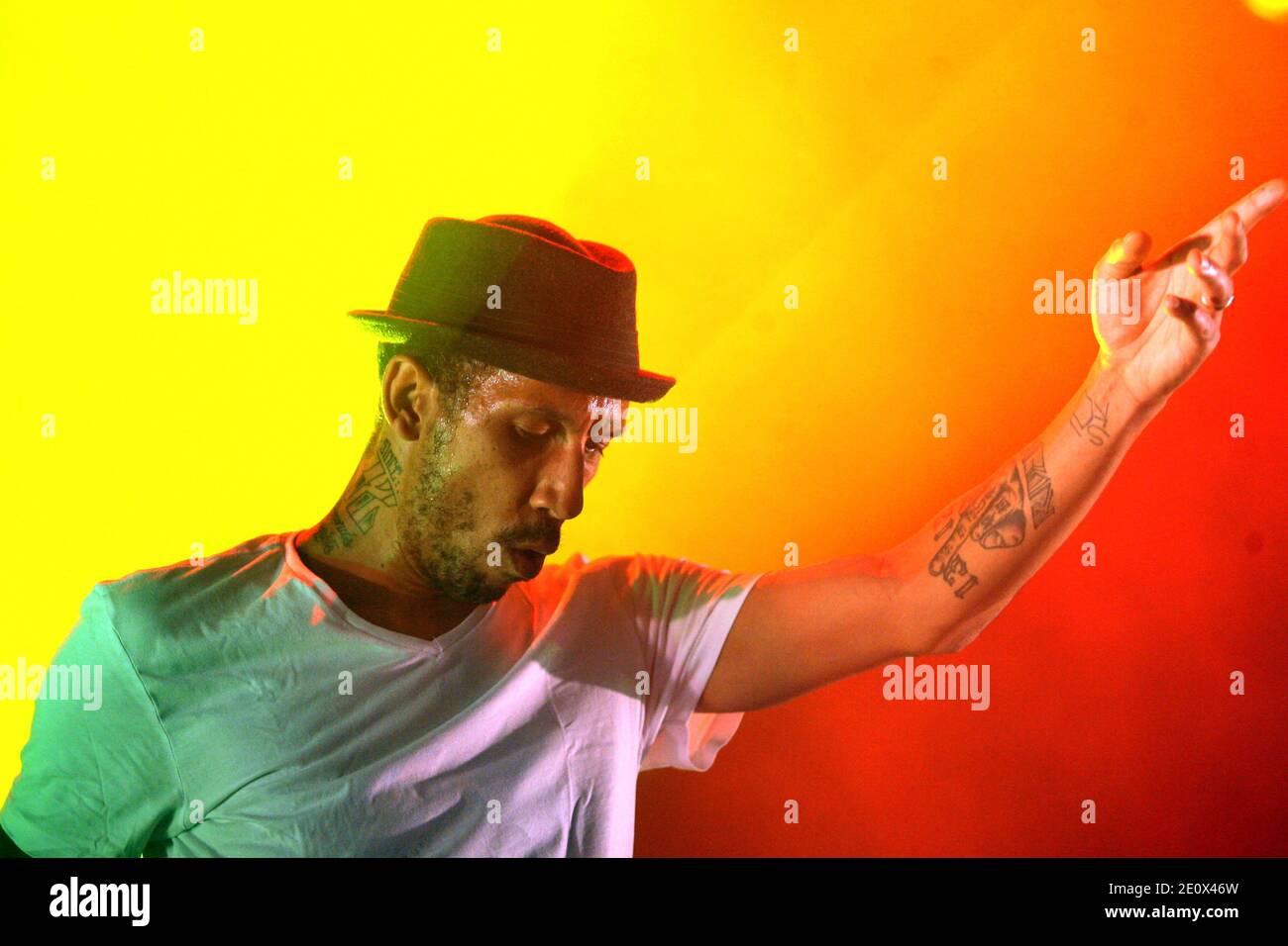 Die französische Rap-Band Raggasonic tritt während seines Live-Konzerts im Palais des Rois de Majorque in Perpignan, Südfrankreich, am 21. Juli 2012 auf. Im Bild auch Big Red des Sängers. Foto von Michel Clementz/ABACAPRESS.COM Stockfoto