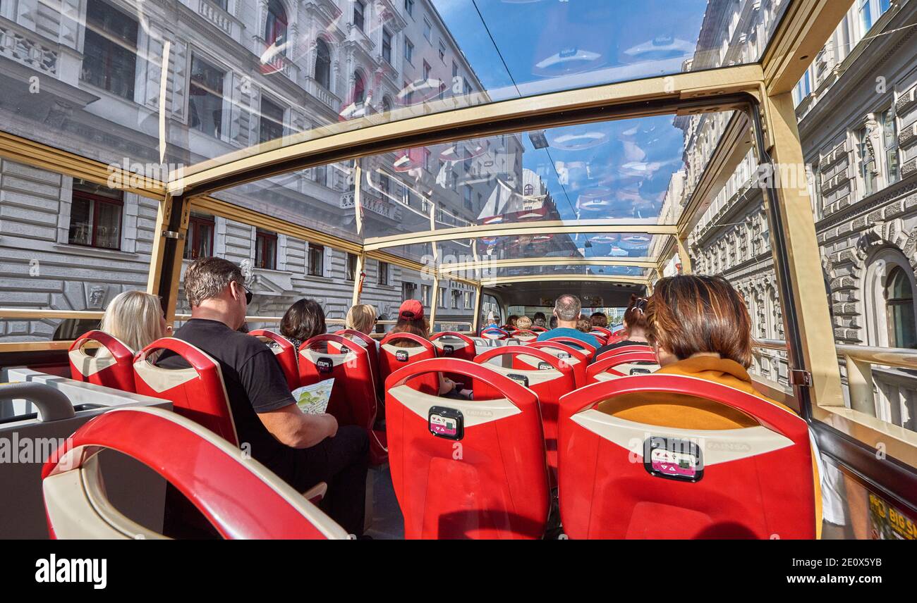 Touristen im Hop on Hop off Bus in der Zentrum von Wien Stockfoto